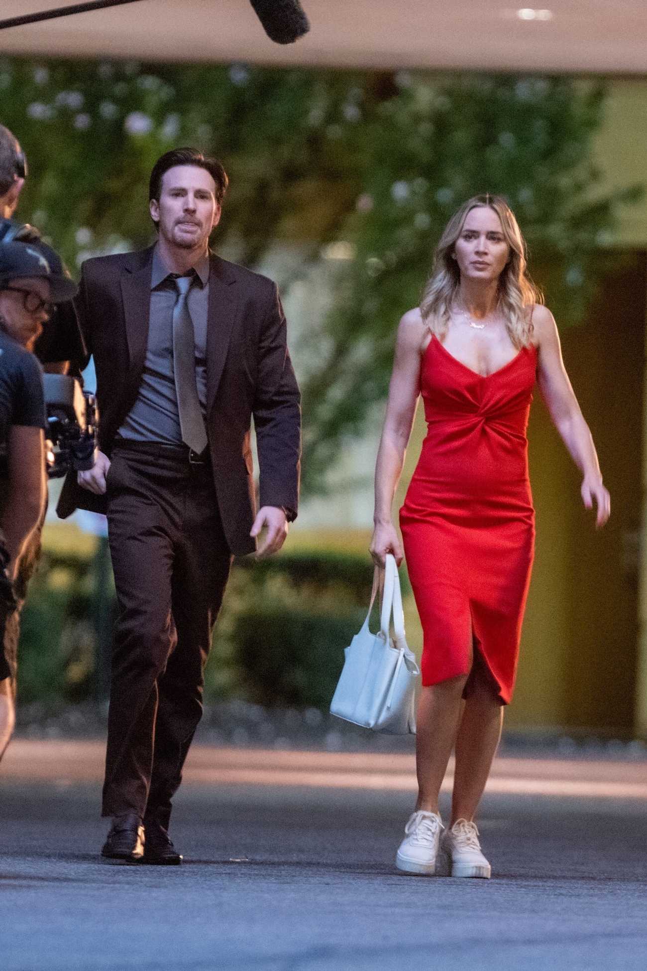 Chris_Evans_and_Emily_Blunt_film__Pain_Hustlers_2C_sep_15202203.jpg