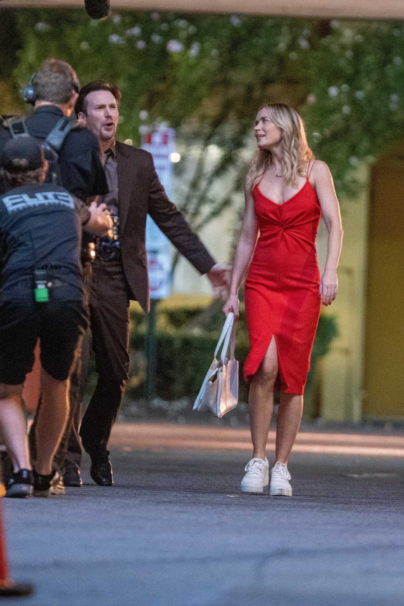 Chris_Evans_and_Emily_Blunt_film__Pain_Hustlers_2C_sep_15202211.jpg