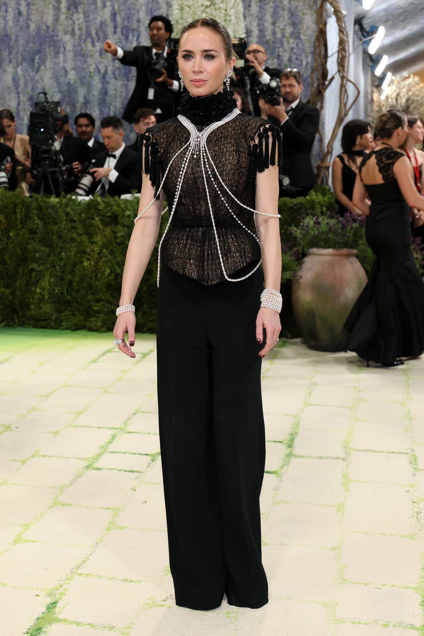 Emily_Blunt_-_2026_Met_Gala_Celebrating_Costume_Art_at_the_Metropolitan_Museum_of_Art__May_42C_2026_00001.jpg