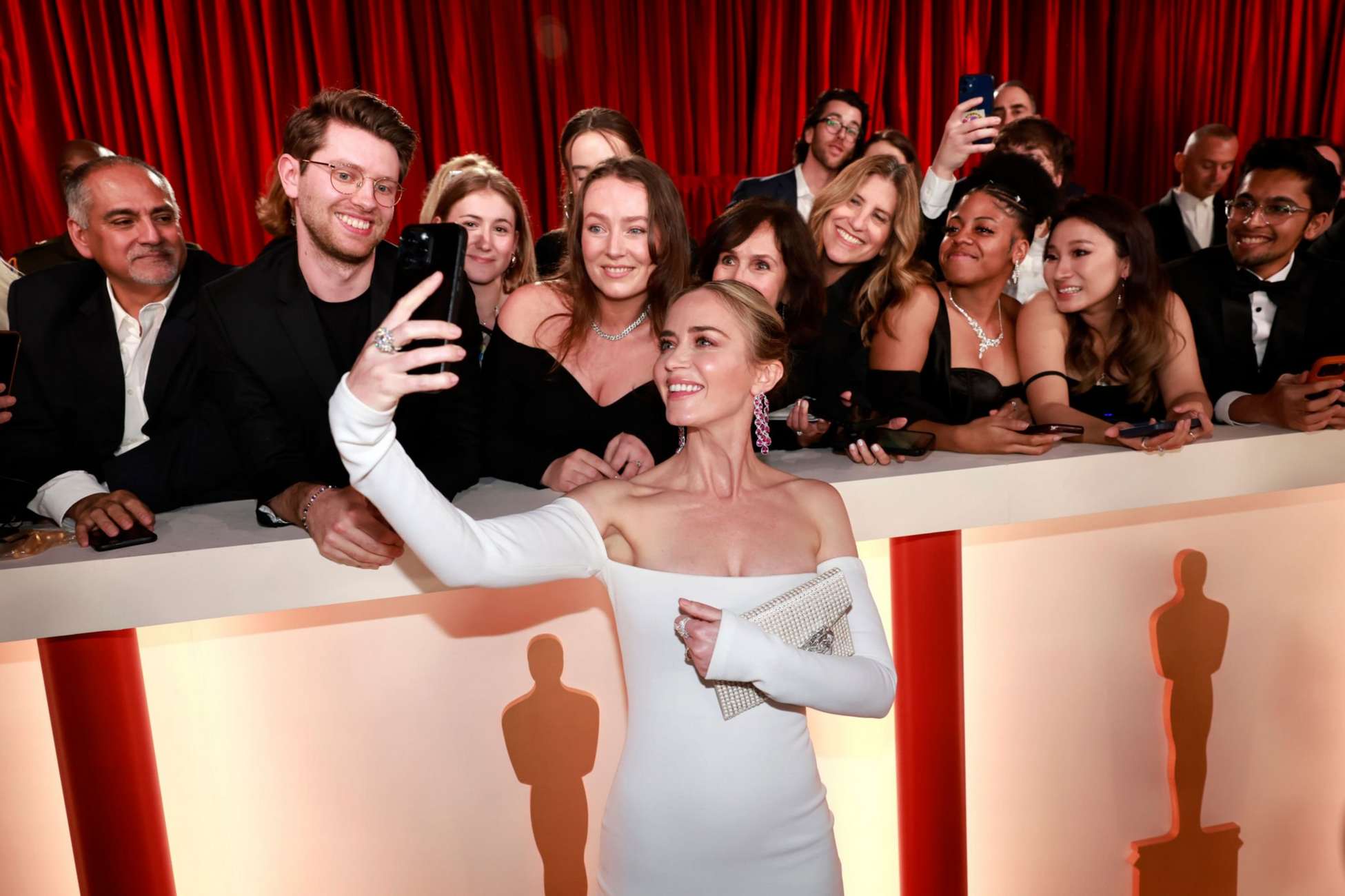 Emily_Blunt_-_95th_Annual_Academy_Awards_at_Dolby_Theatre_in_Los_Angeles_-_March_122C_202322.jpg