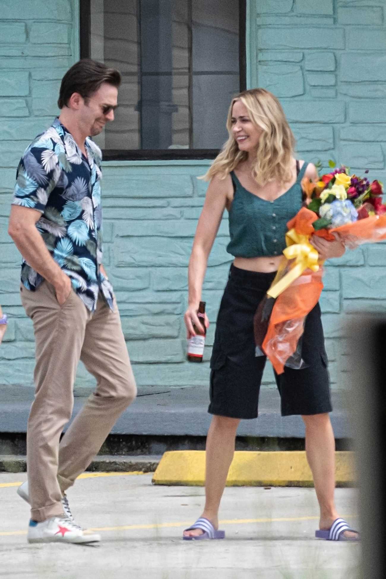 Emily_Blunt_-_Filming_Pain_Hustlers_with_co-star_Chris_Evans_-_Aug_242C_202209.jpg