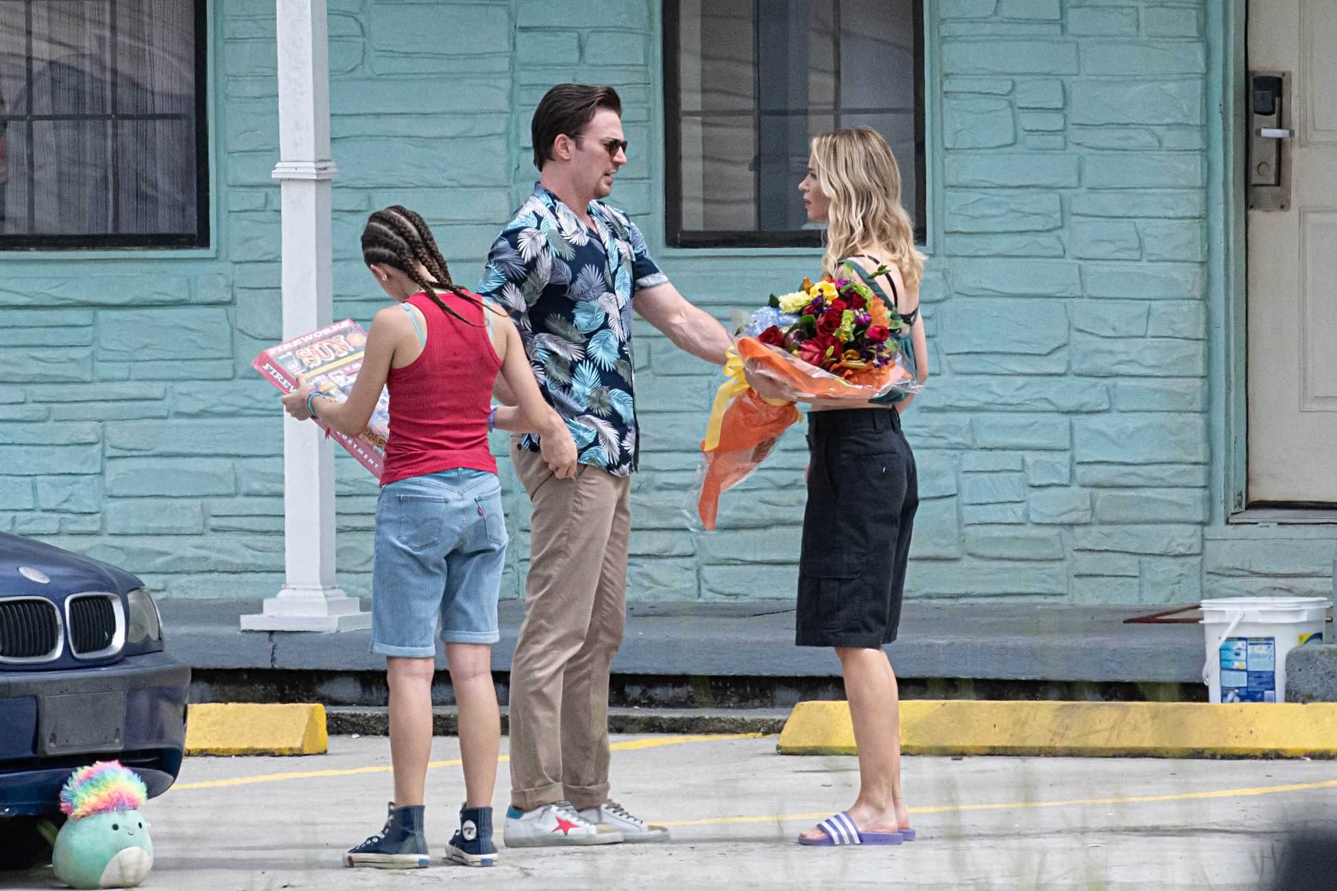 Emily_Blunt_-_Filming_Pain_Hustlers_with_co-star_Chris_Evans_-_Aug_242C_202214.jpg