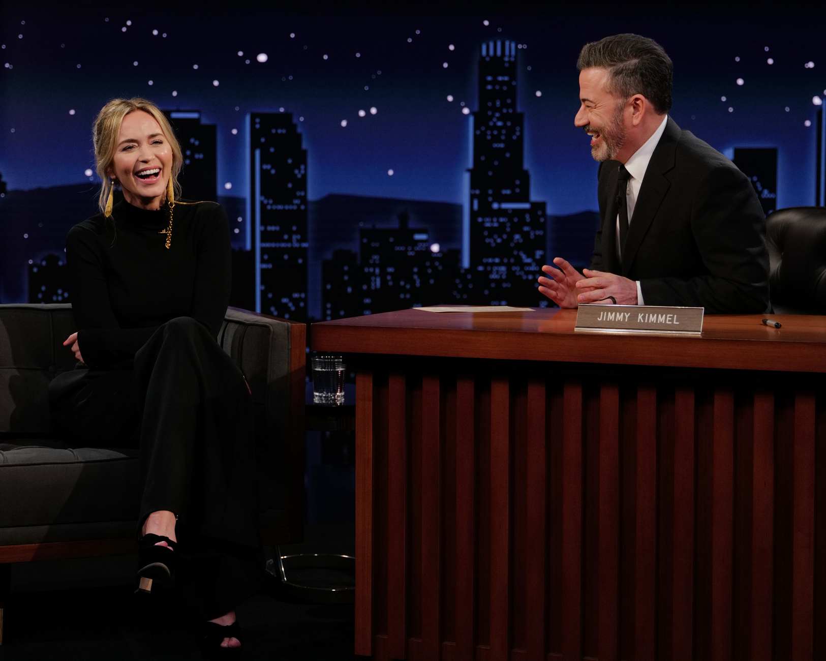 Emily_Blunt_-_Jimmy_Kimmel_Live_april_29_2024_04.jpg