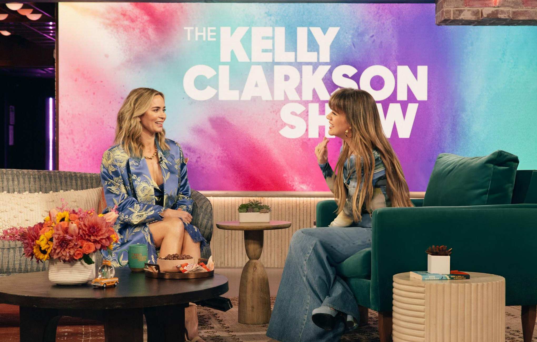 Emily_Blunt_-_Visits__The_Kelly_Clarkson_Show__in_New_York_-_May_22C_2024_08.jpg