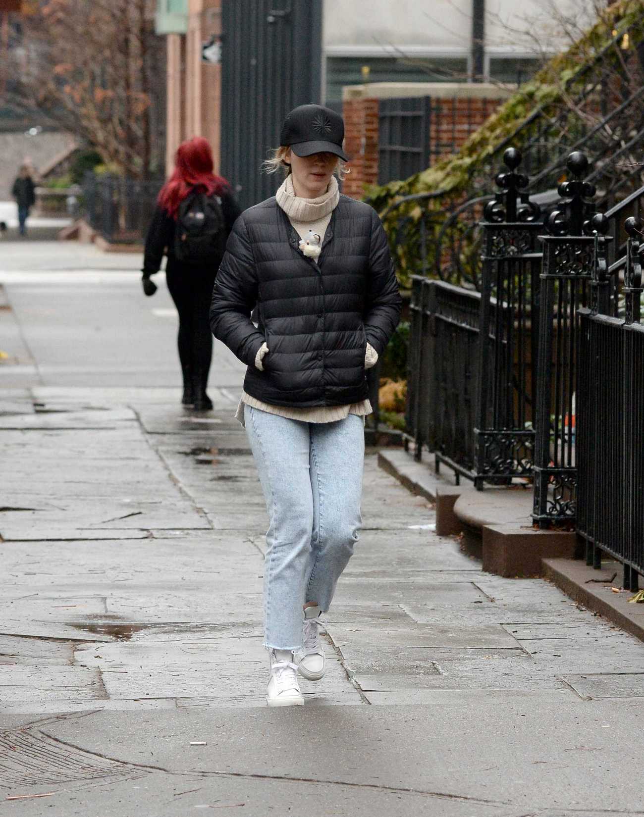 Emily_Blunt___Out_and_about_in_New_York_City_3rd_January_2022-03.jpg