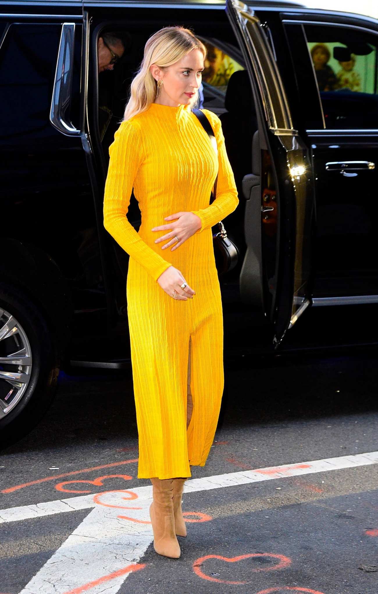Emily_Blunt_departs_Good_Morning_America_on_November_10_2022_in_New_York_City01.jpg