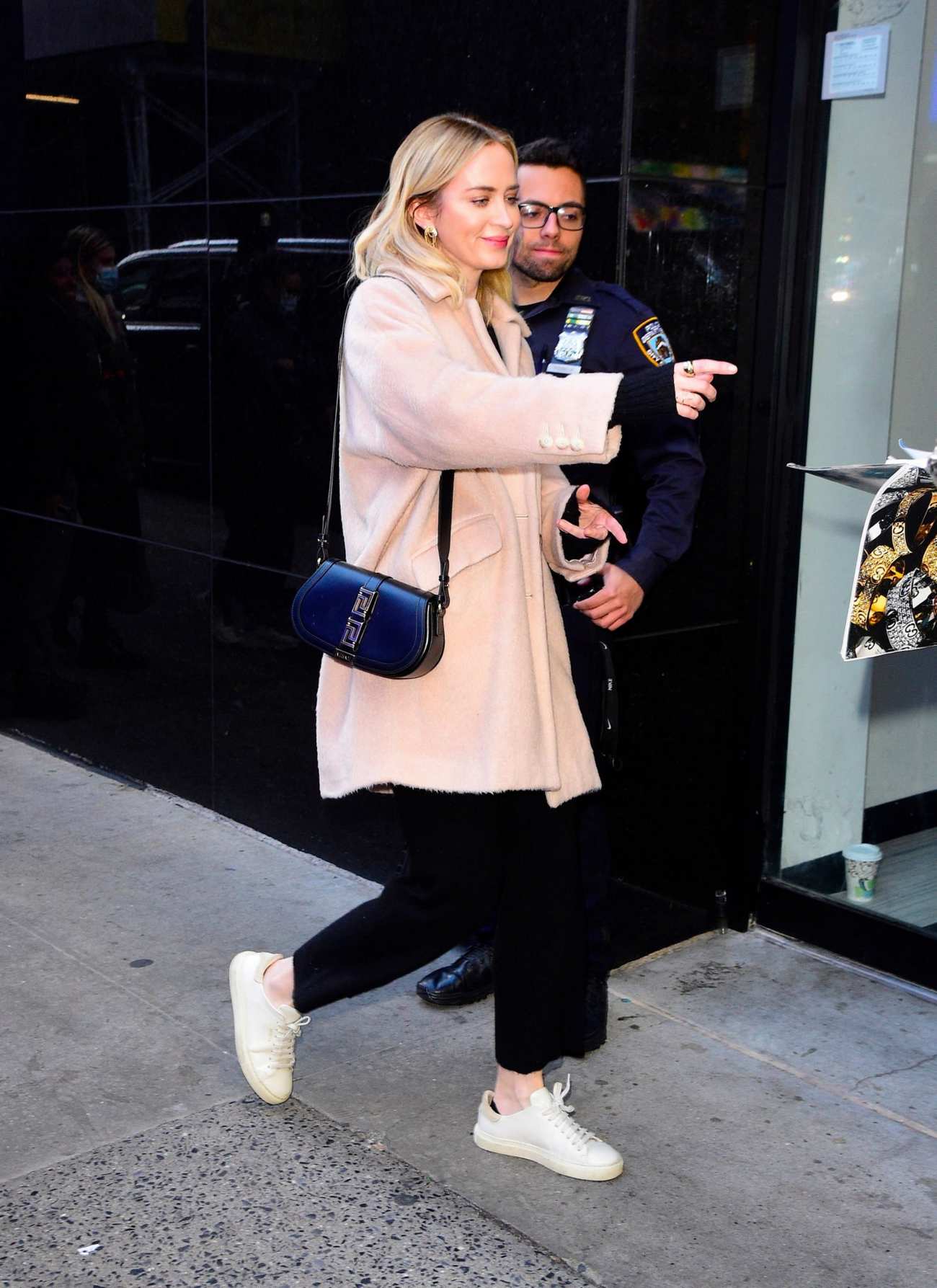 Emily_Blunt_departs_Good_Morning_America_on_November_10_2022_in_New_York_City10.jpg