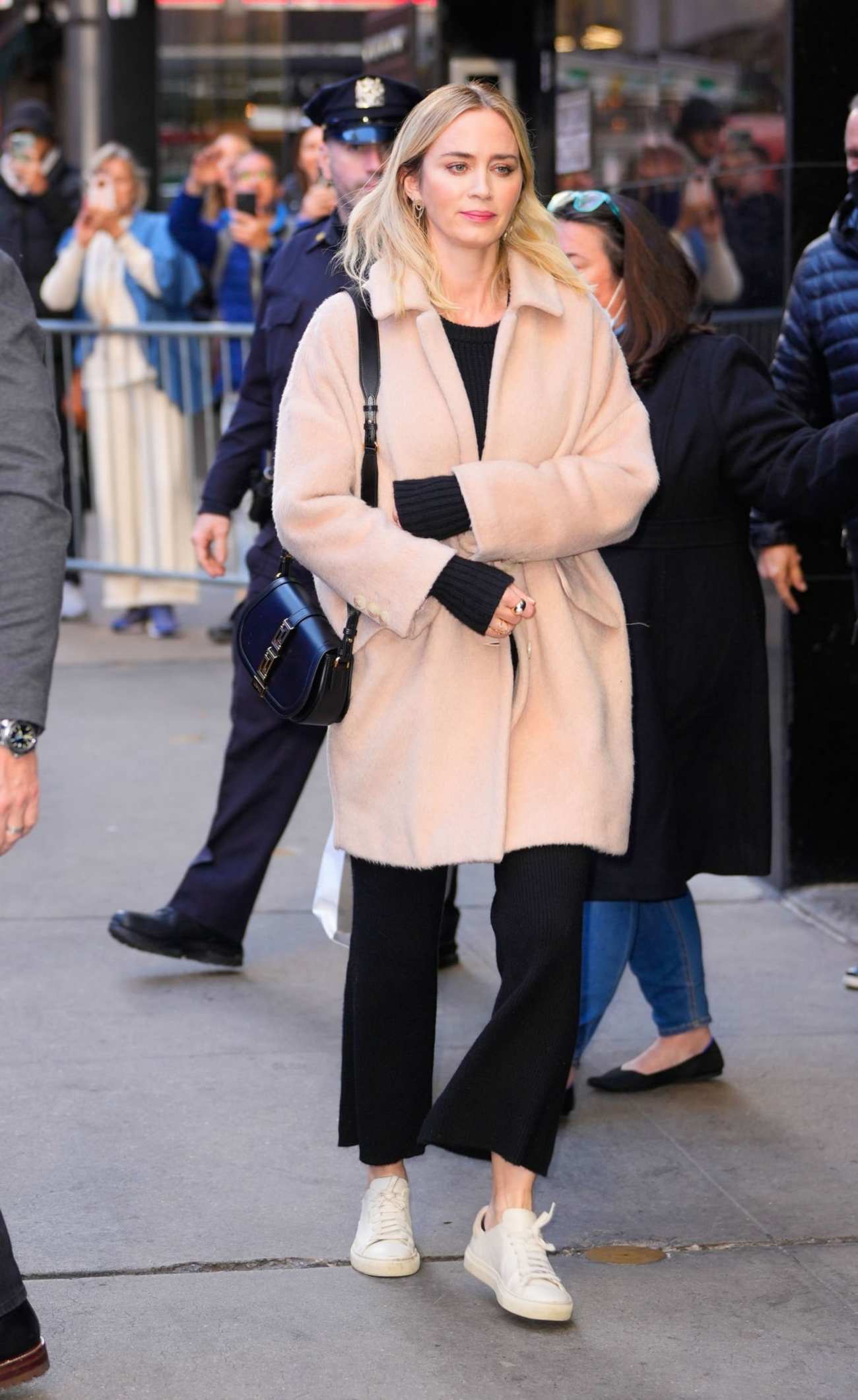 Emily_Blunt_departs_Good_Morning_America_on_November_10_2022_in_New_York_City12.jpg