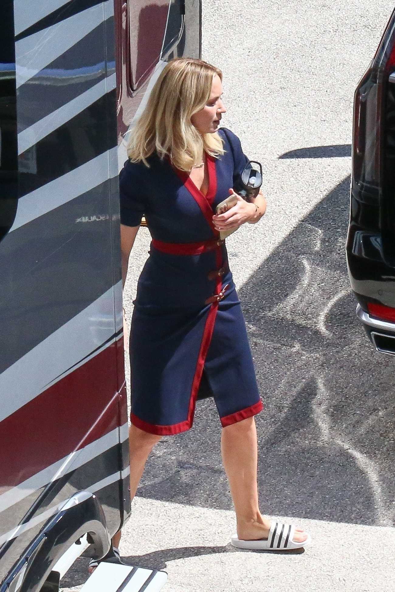Emily_Blunt_spotted_on_set_filming_The_Pain_Hustlers_in_Miami_Aug2C_30202203.jpg