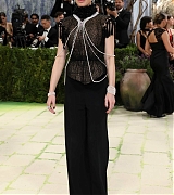 Emily_Blunt_-_2026_Met_Gala_Celebrating_Costume_Art_at_the_Metropolitan_Museum_of_Art__May_42C_2026_00001.jpg