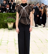 Emily_Blunt_-_2026_Met_Gala_Celebrating_Costume_Art_at_the_Metropolitan_Museum_of_Art__May_42C_2026_00002.jpg