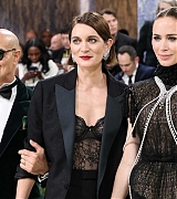 Emily_Blunt_-_2026_Met_Gala_Celebrating_Costume_Art_at_the_Metropolitan_Museum_of_Art__May_42C_2026_00014.jpg