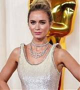 Emily_Blunt_-_96th_Annual_Academy_Awards_in_Los_Angeles_-_March_102C_2024_20.jpg