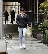 Emily_Blunt___Out_and_about_in_New_York_City_3rd_January_2022-04.jpg