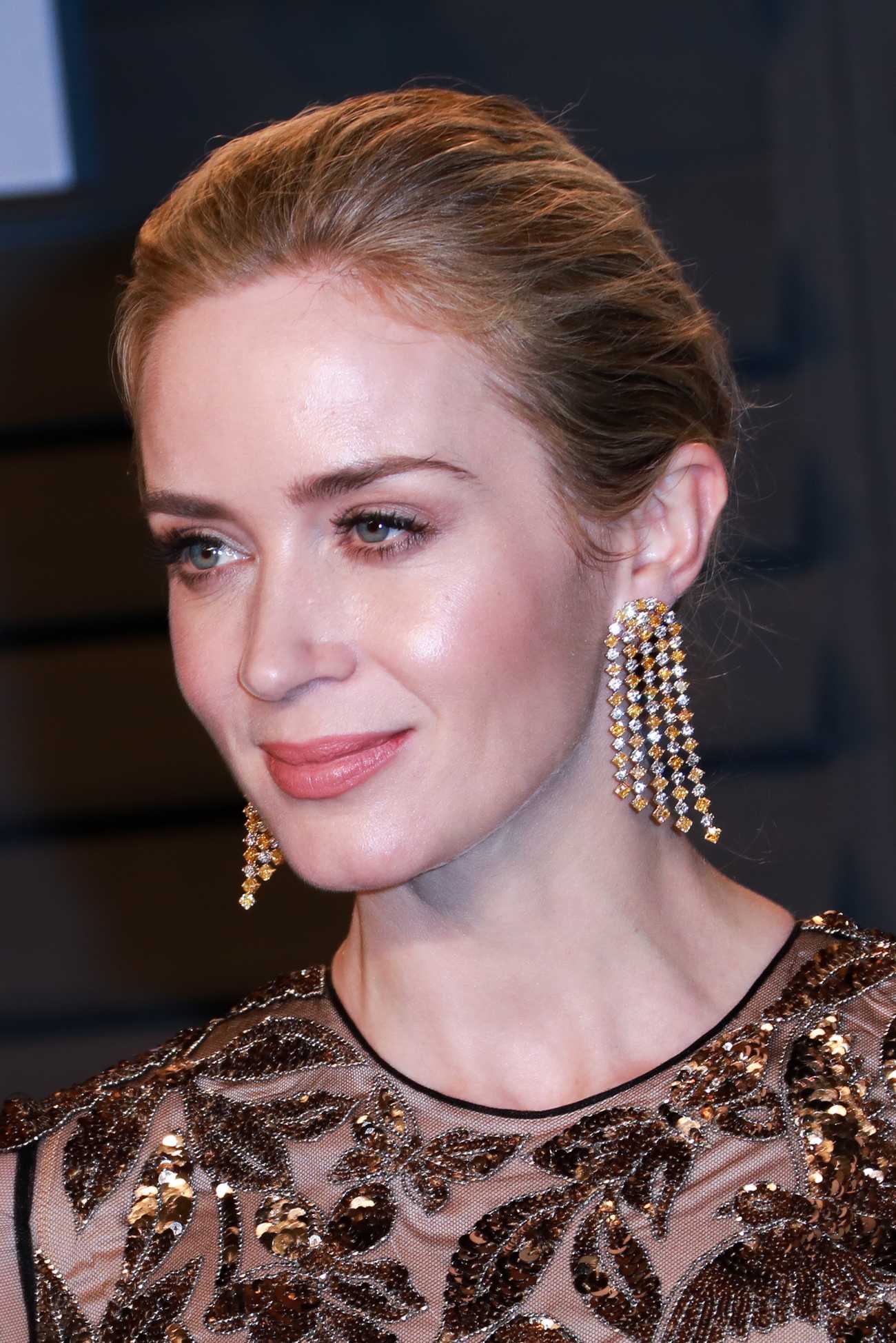 Emily_Blunt_-_2018_Vanity_Fair_Oscar_Party_in_Beverly_Hills2C_CA_-_March_42C_2018-02.jpg