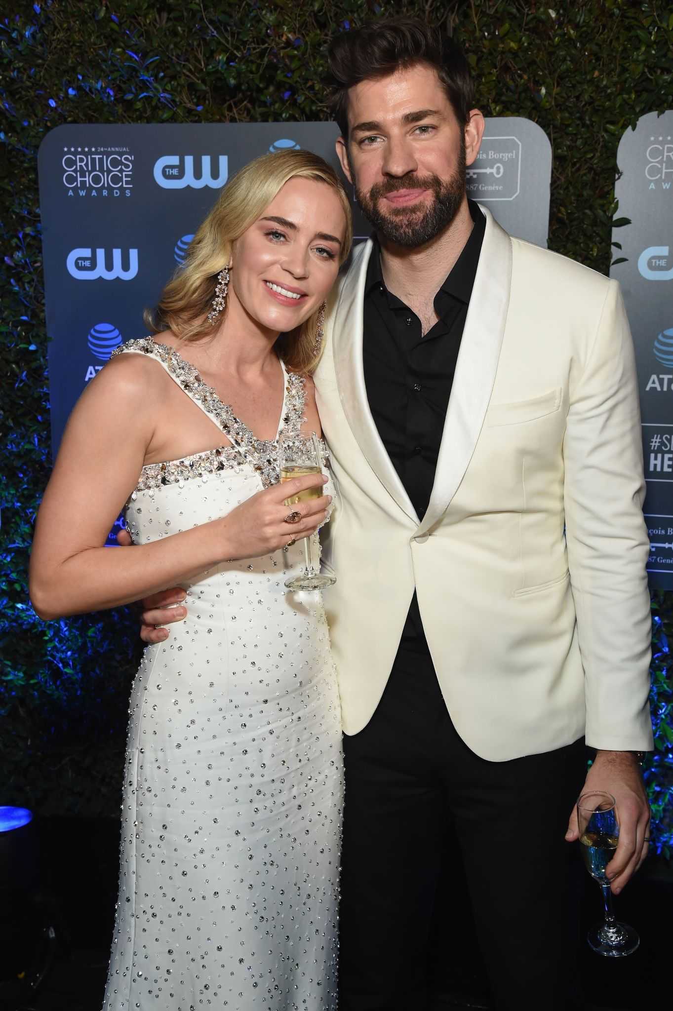 Emily_Blunt_-_24th_annual_Critics__Choice_Awards_5BCocktails5D_on_January_132C_2019-03.jpg