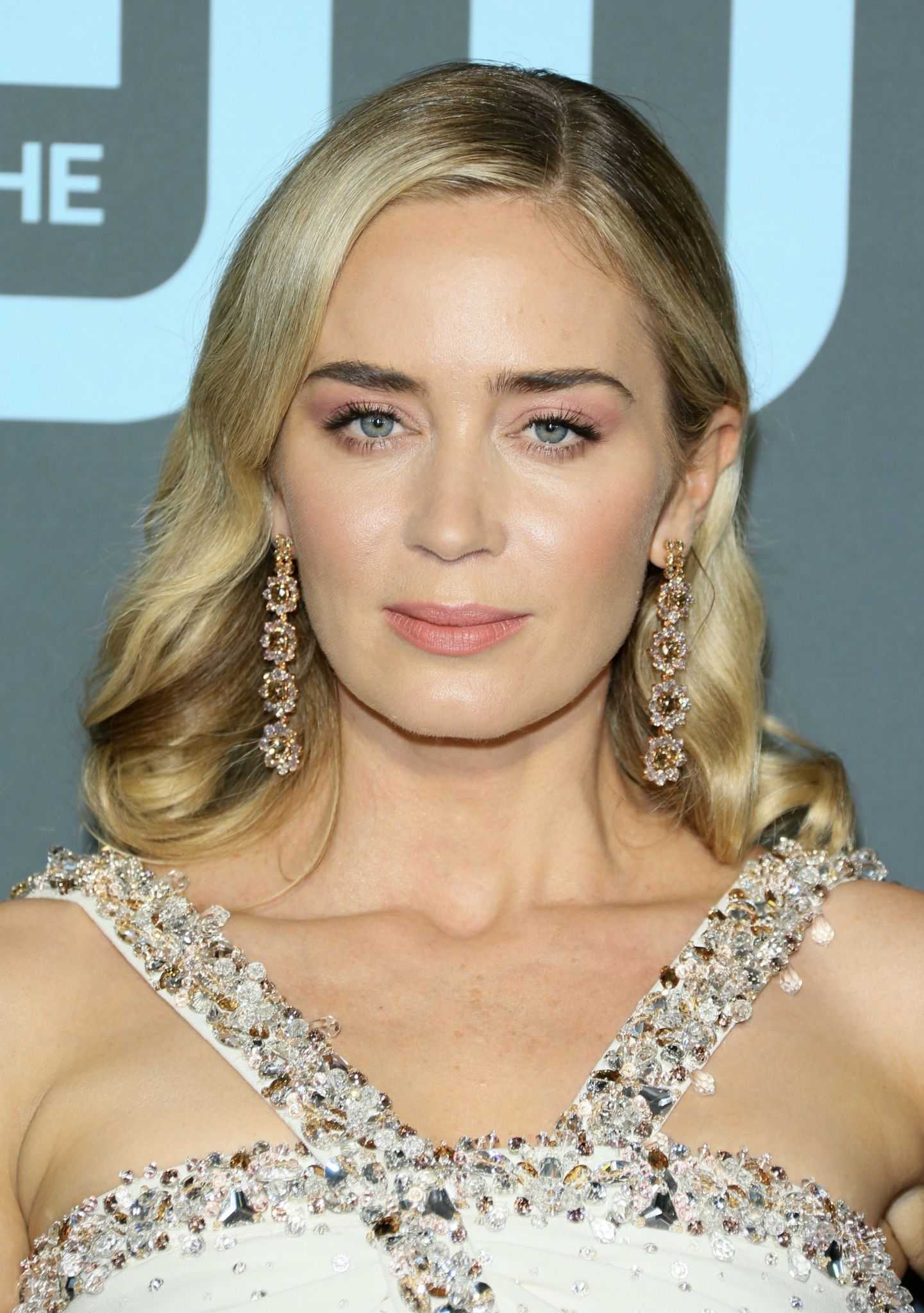 Emily_Blunt_-_24th_annual_Critics__Choice_Awards_on_January_132C_2019-04.jpg