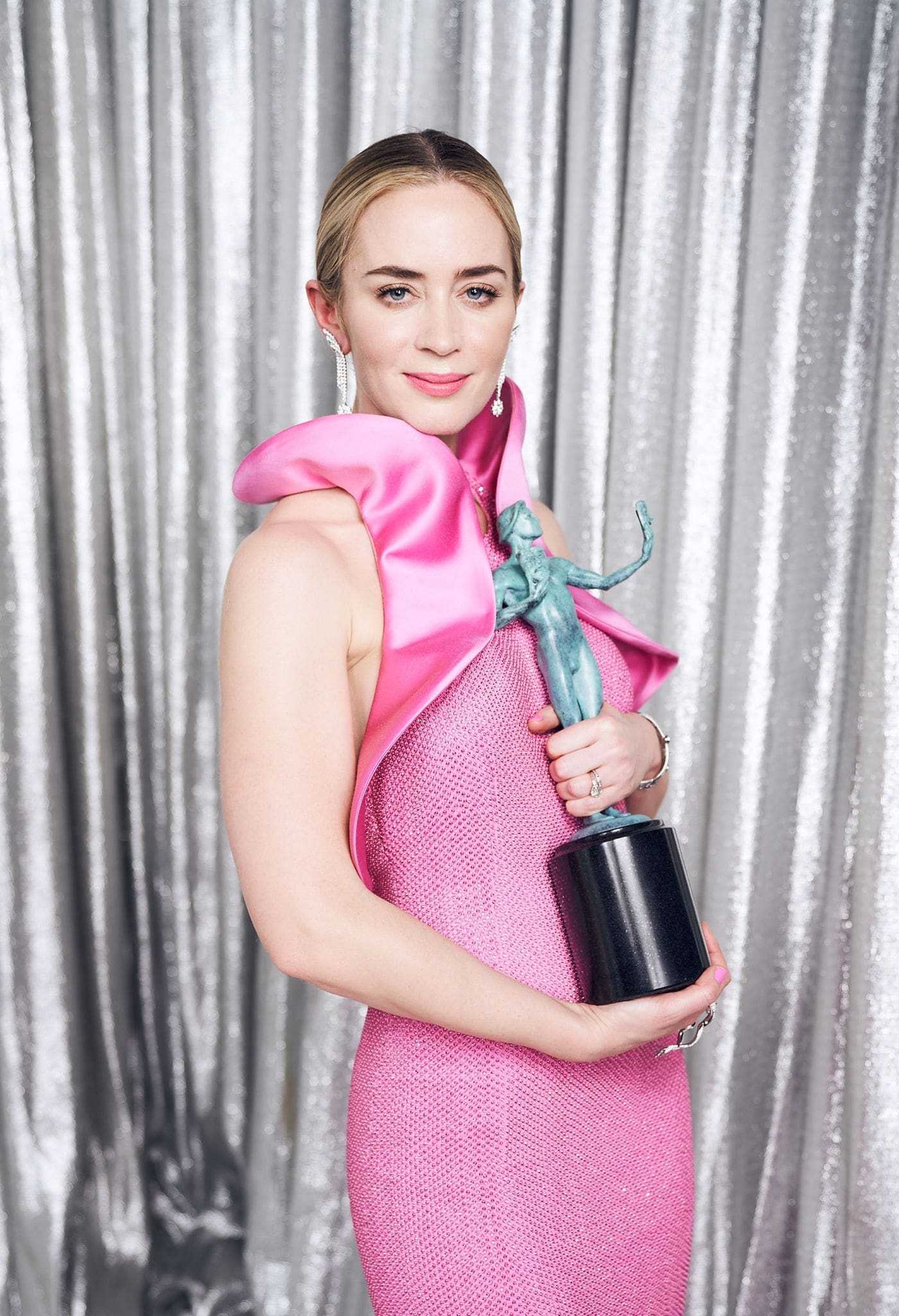 Emily_Blunt_-_25th_Annual_Screen_Actors_Guild_Awards_-_Winner_s_Gallery-02.jpg
