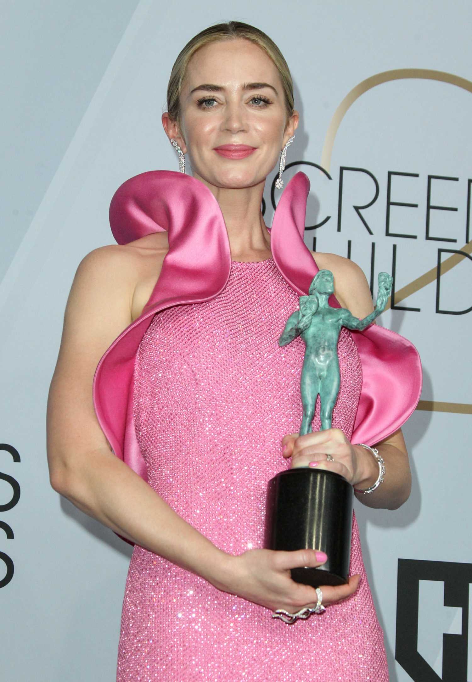 Emily_Blunt_-_25th_Annual_Screen_Actors_Guild_Awards_Pressroom_in_Los_Angeles_01272019-03.jpg