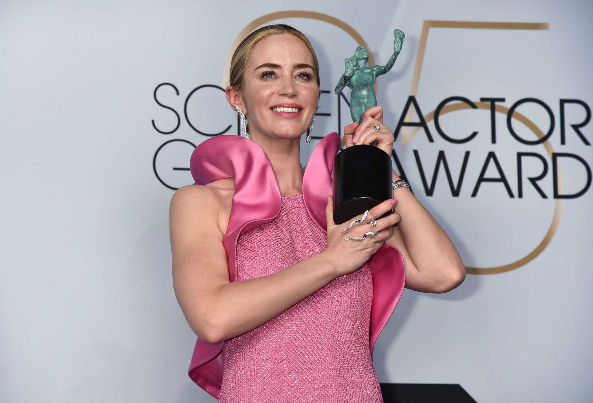 Emily_Blunt_-_25th_Annual_Screen_Actors_Guild_Awards_Pressroom_in_Los_Angeles_01272019-05.jpg