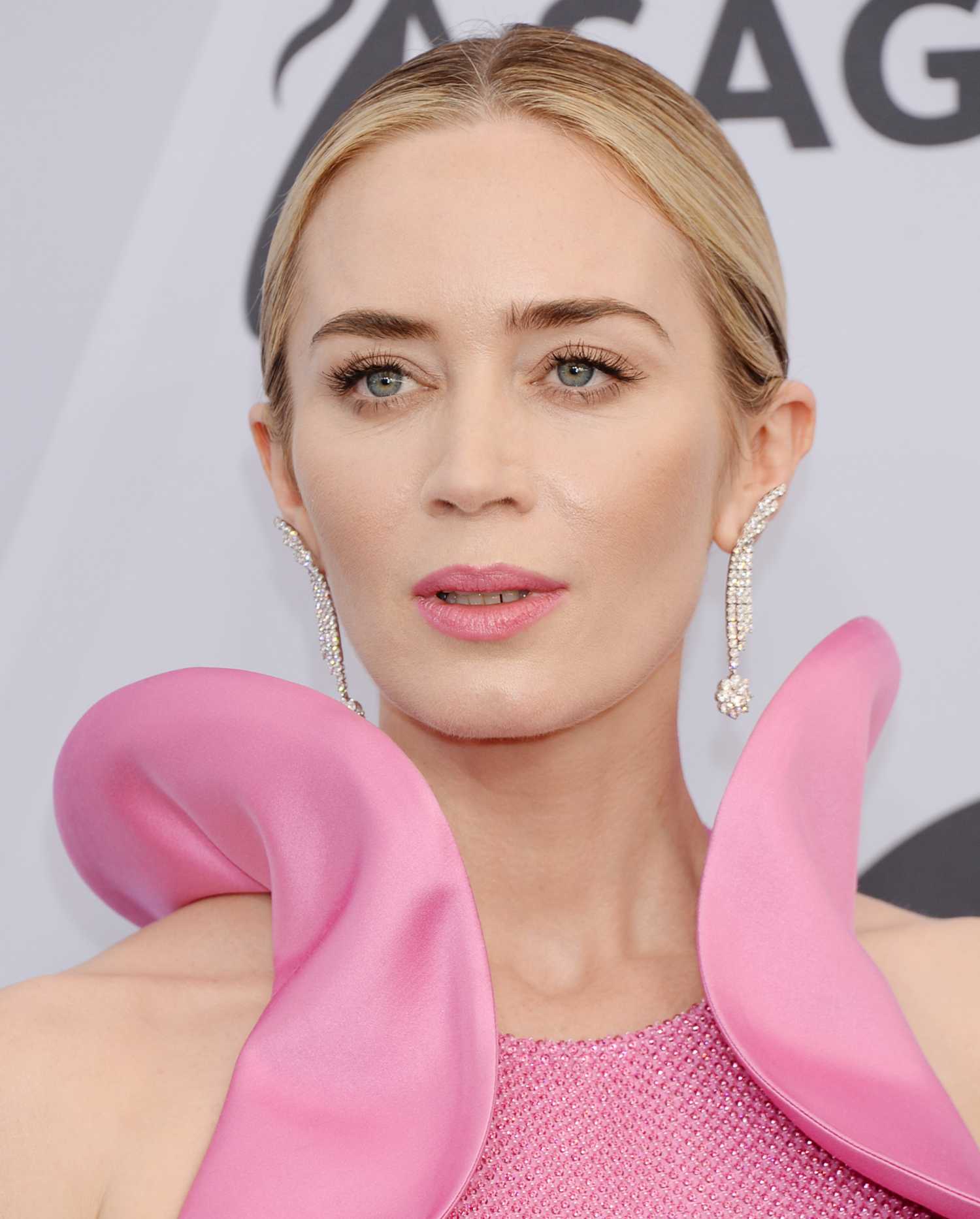 Emily_Blunt_-_25th_Annual_Screen_Actors_Guild_Awards_in_Los_Angeles_01272019-38.jpg
