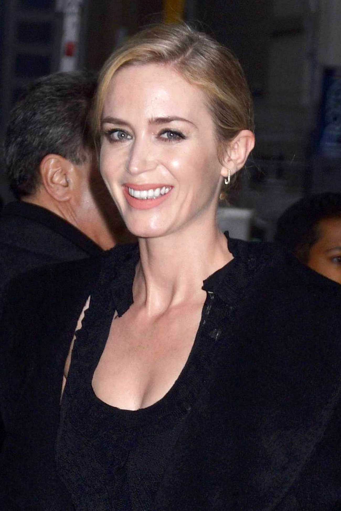 Emily_Blunt_-_Arriving_at_The_Late_Show_with_Stephen_Colbert_in_New_York_on_March_29-05.jpg