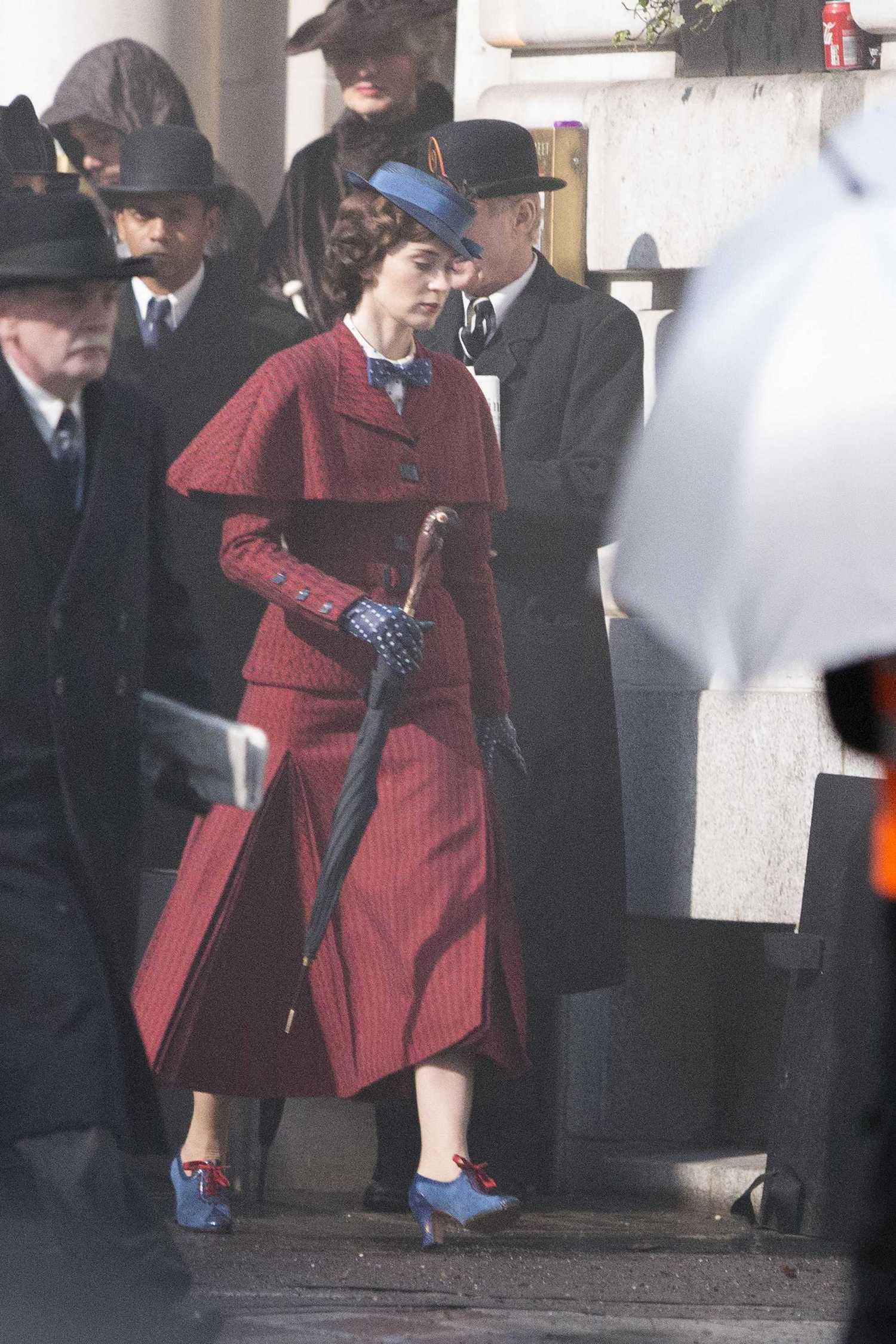 Emily_Blunt_-_Filming__Mary_Poppins_Returns__in_Central_London_on_March_3-02.jpg