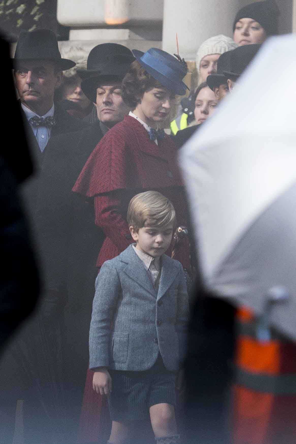 Emily_Blunt_-_Filming__Mary_Poppins_Returns__in_Central_London_on_March_3-03.jpg