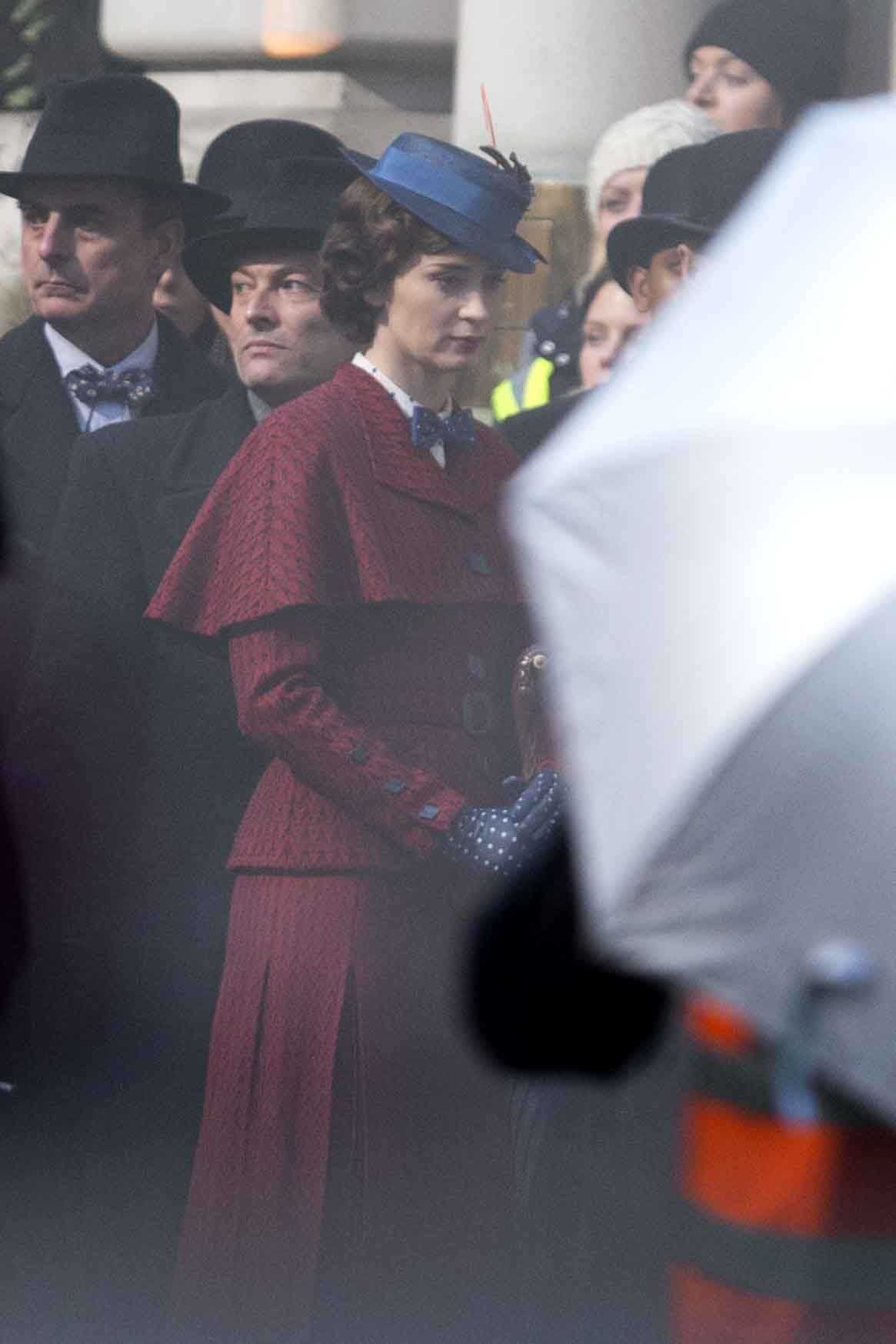 Emily_Blunt_-_Filming__Mary_Poppins_Returns__in_Central_London_on_March_3-04.jpg