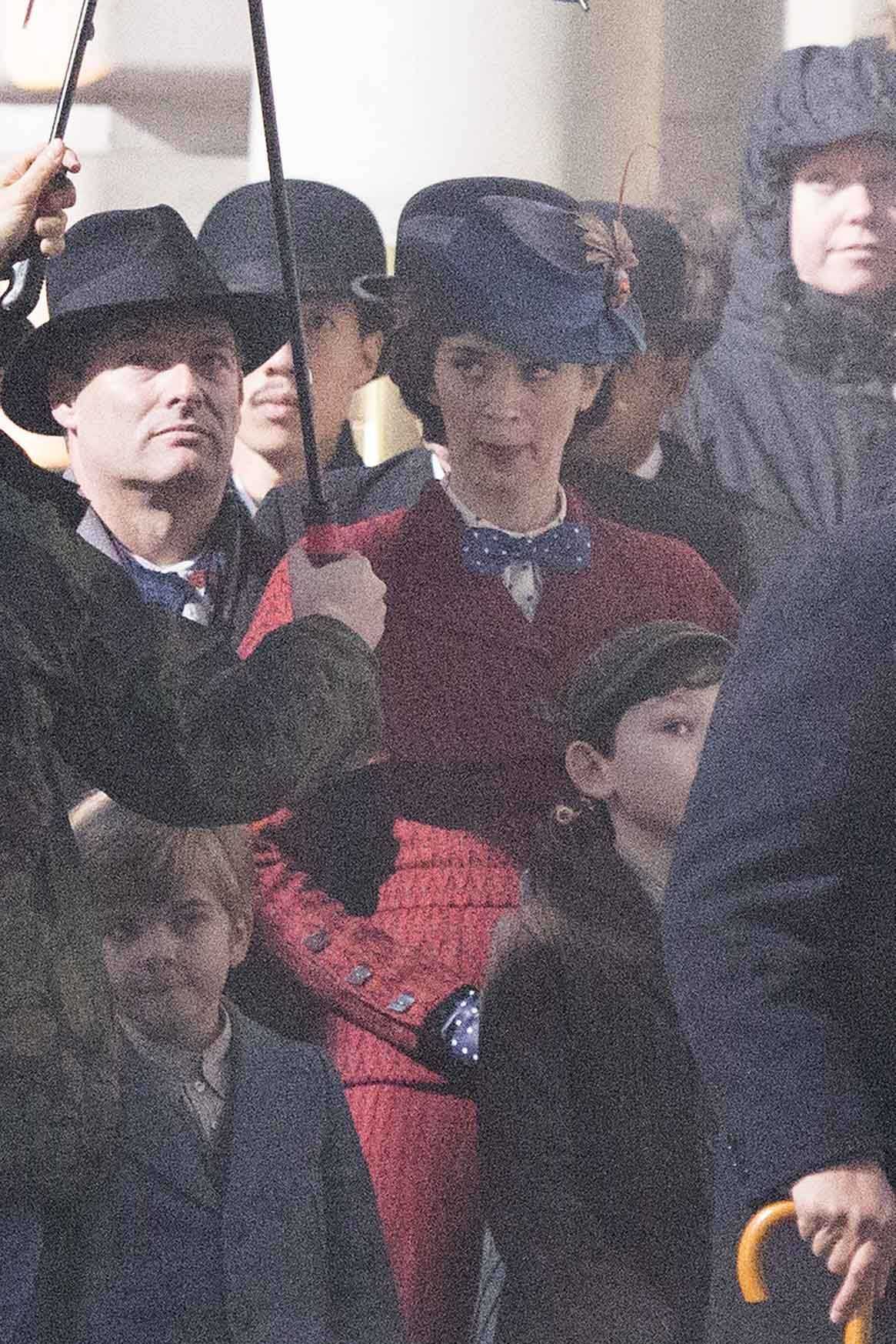 Emily_Blunt_-_Filming__Mary_Poppins_Returns__in_Central_London_on_March_3-05.jpg
