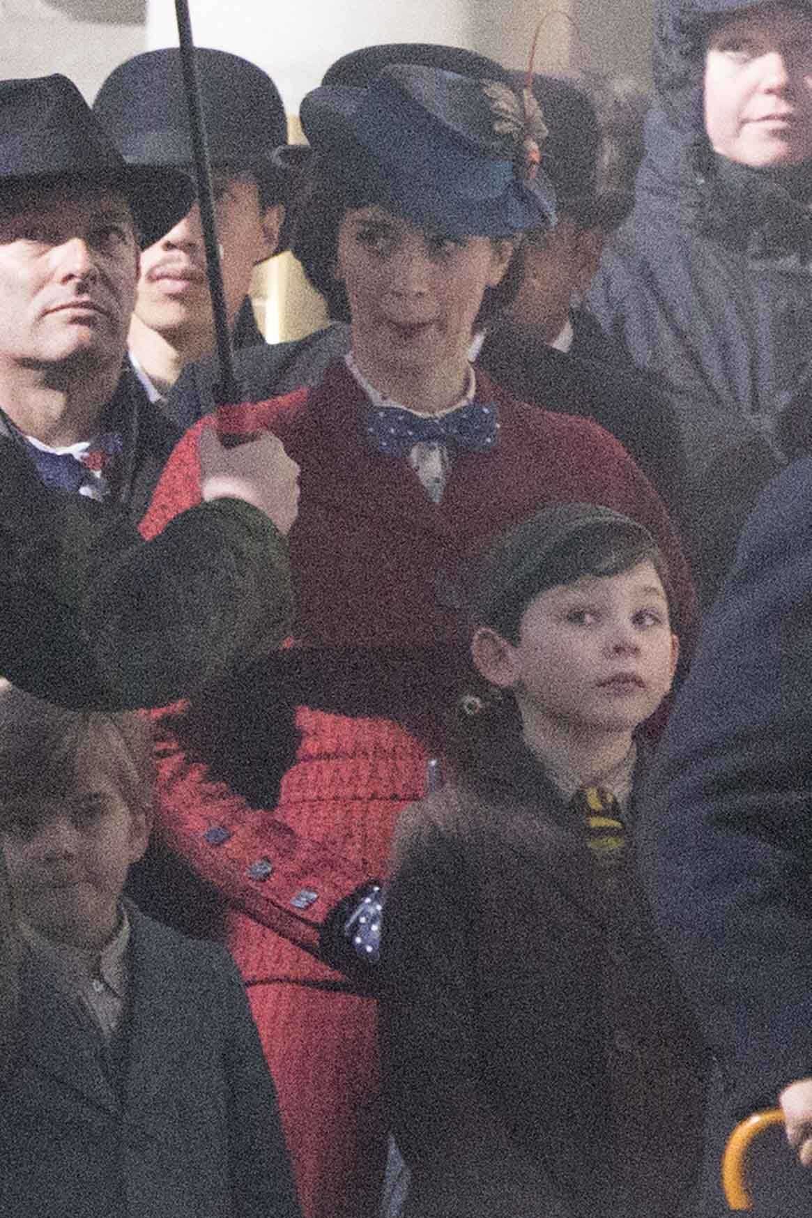 Emily_Blunt_-_Filming__Mary_Poppins_Returns__in_Central_London_on_March_3-06.jpg