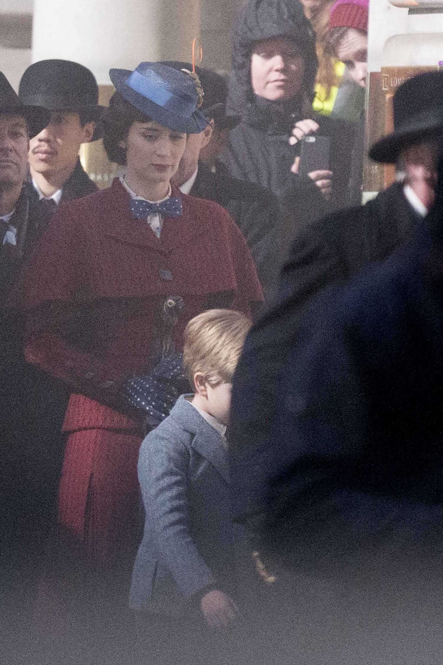 Emily_Blunt_-_Filming__Mary_Poppins_Returns__in_Central_London_on_March_3-07.jpg