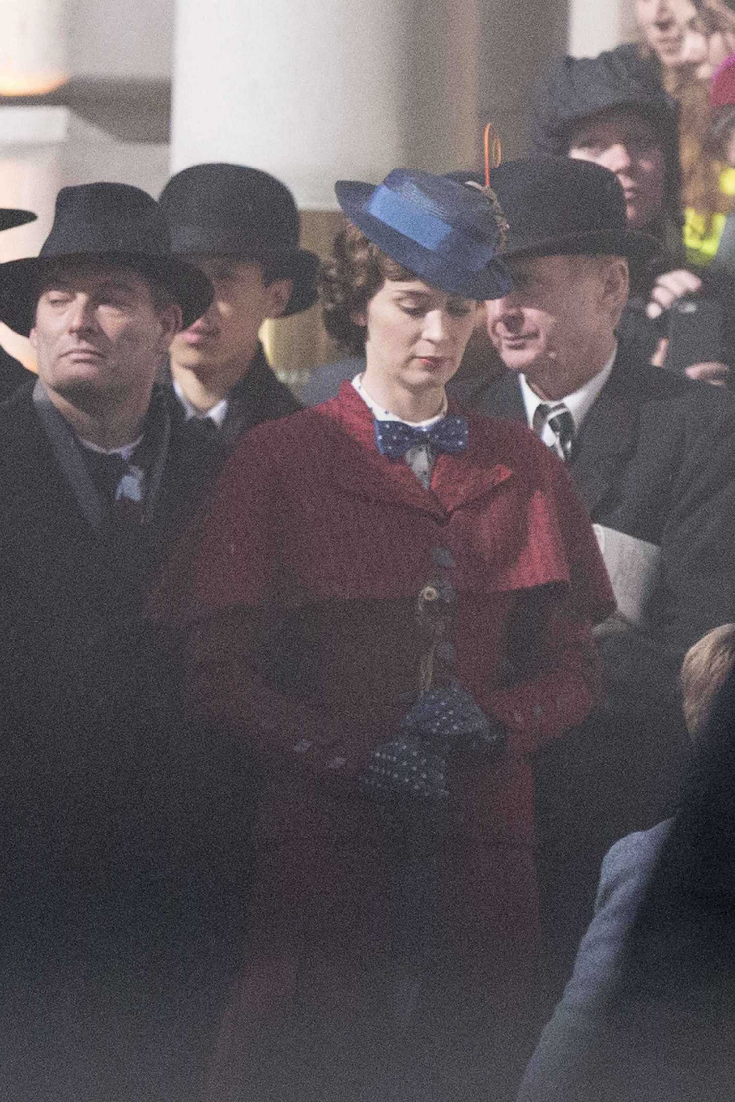 Emily_Blunt_-_Filming__Mary_Poppins_Returns__in_Central_London_on_March_3-08.jpg