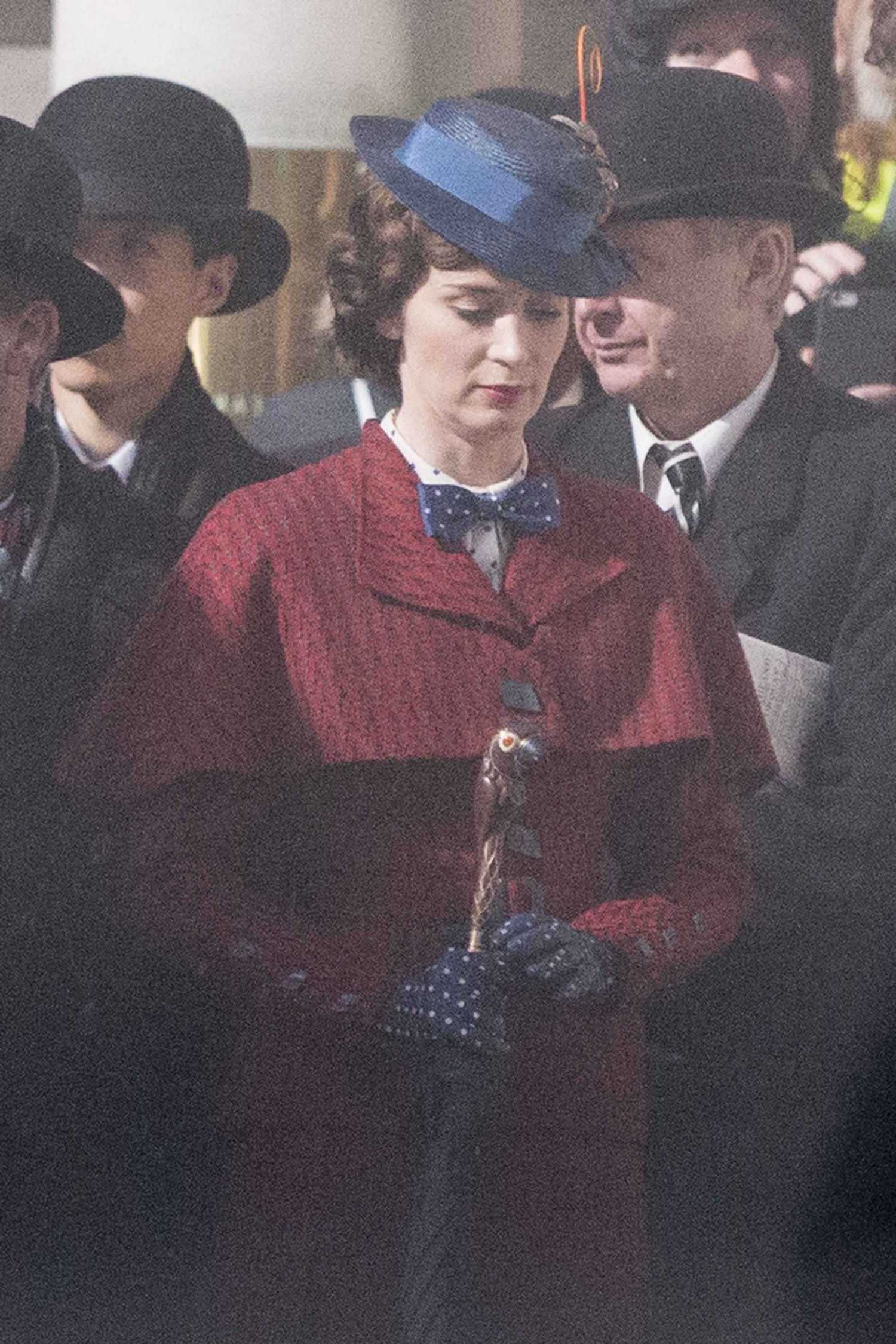 Emily_Blunt_-_Filming__Mary_Poppins_Returns__in_Central_London_on_March_3-09.jpg