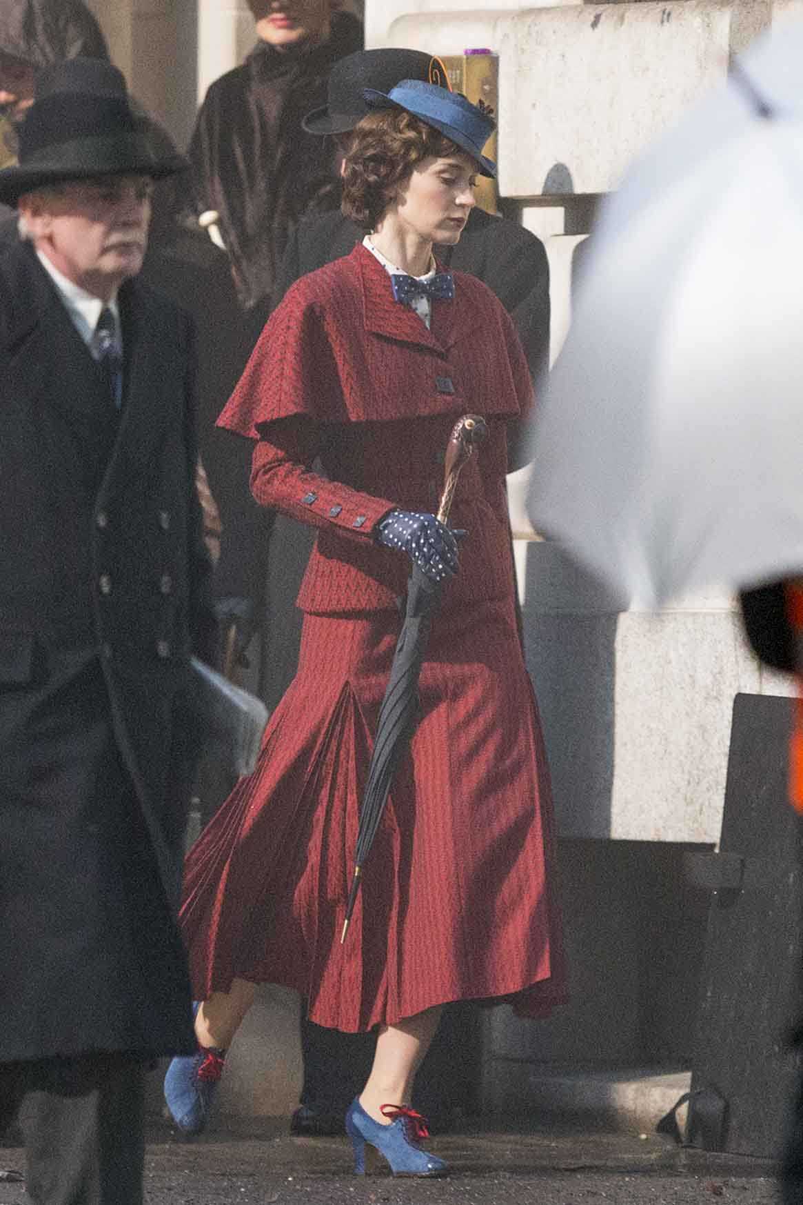Emily_Blunt_-_Filming__Mary_Poppins_Returns__in_Central_London_on_March_3-14.jpg