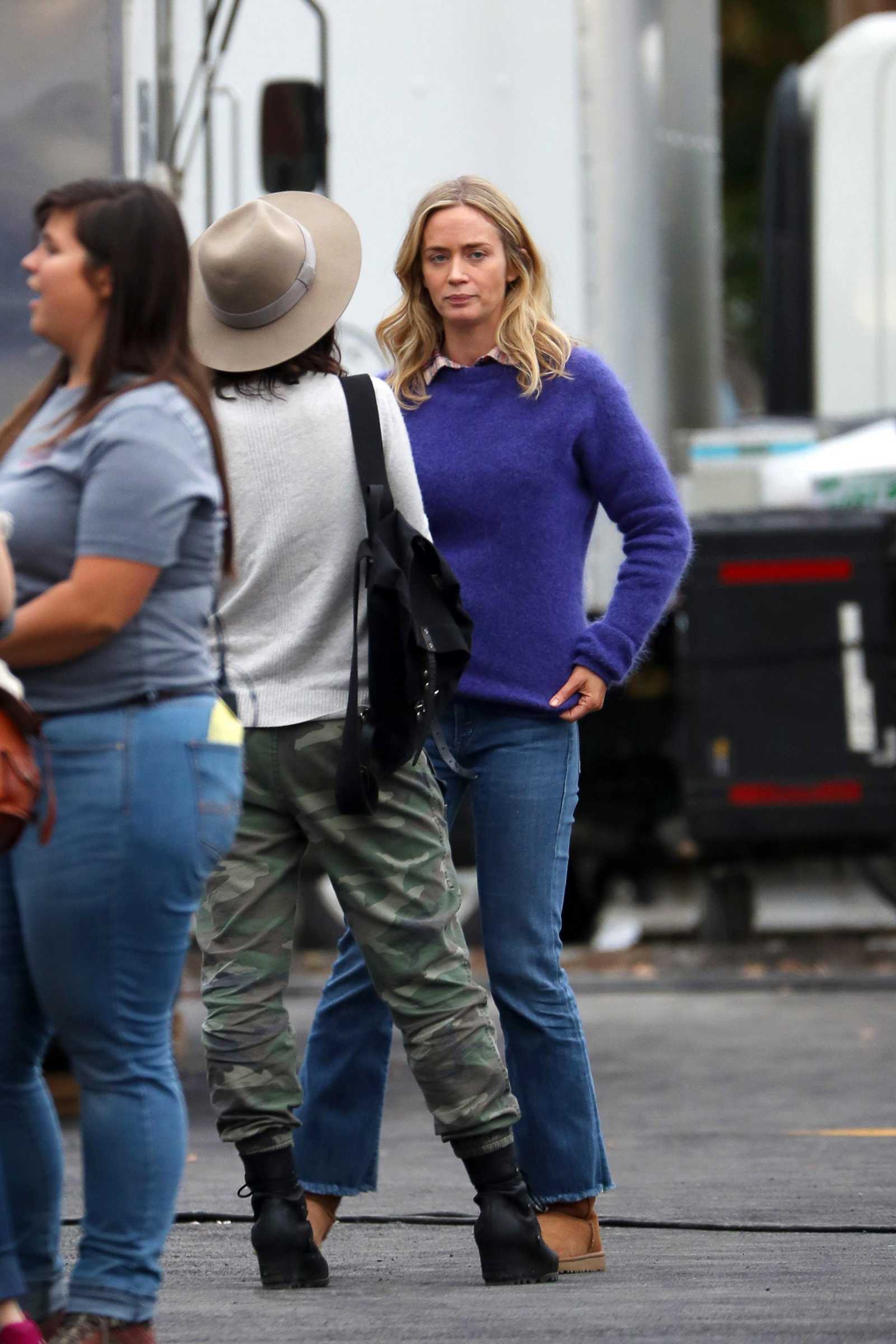 Emily_Blunt_-_Filming_in_upstate_New_York_on_October_25-01.jpg