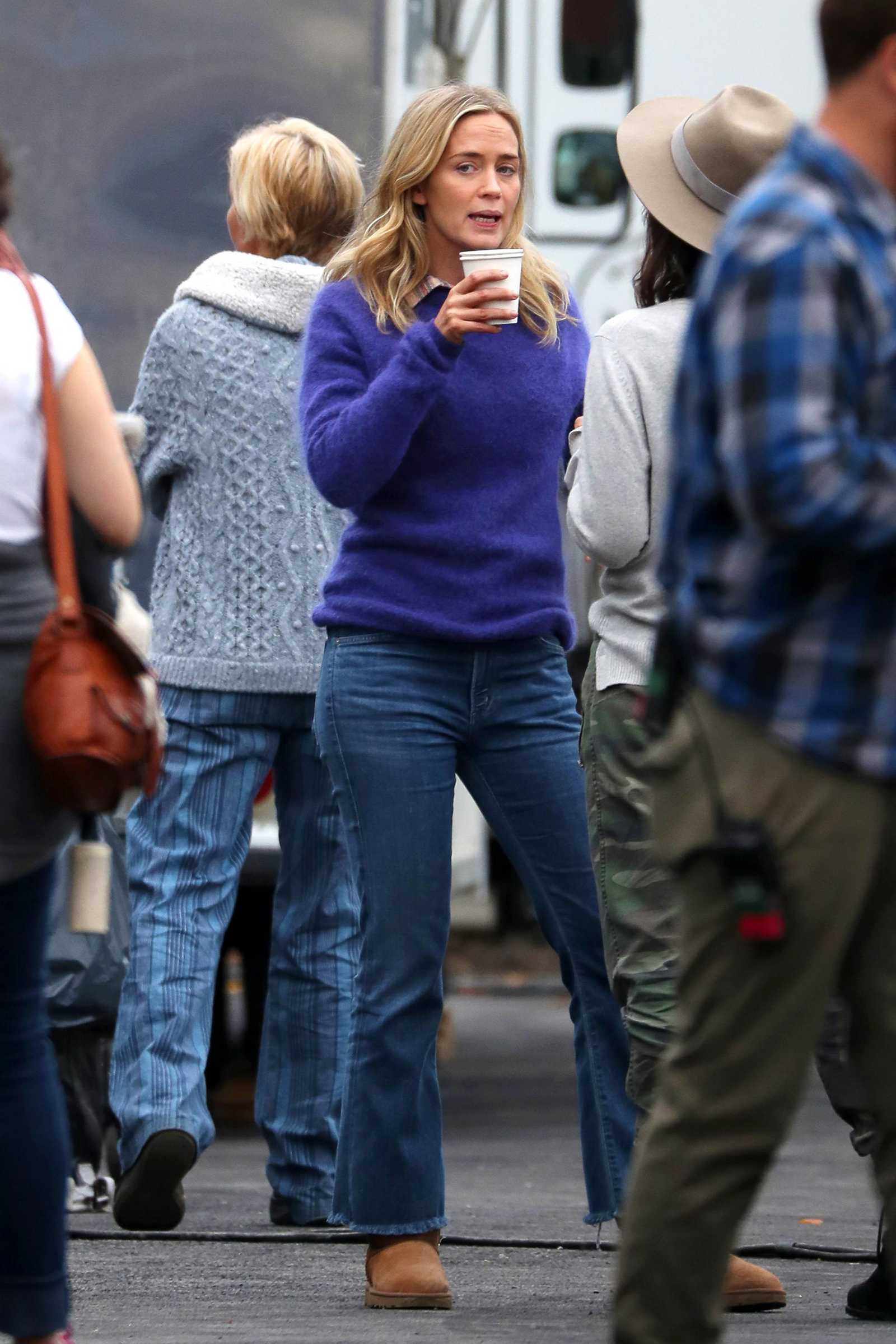 Emily_Blunt_-_Filming_in_upstate_New_York_on_October_25-04.jpg