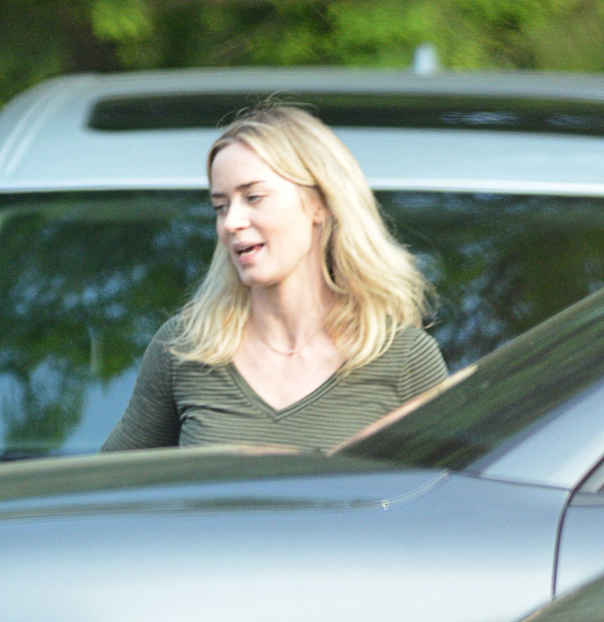 Emily_Blunt_-_Headed_to_a_restaurant_in_Upstate_New_York__June_52C_2019-01.jpg