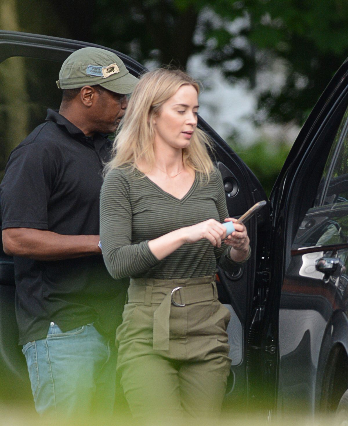 Emily_Blunt_-_Headed_to_a_restaurant_in_Upstate_New_York__June_52C_2019-04.jpg