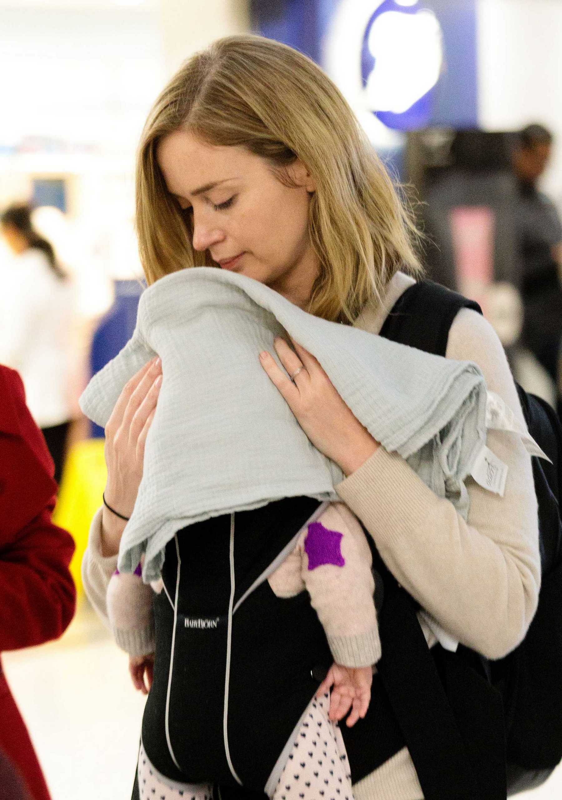 Emily_Blunt_-_Heathrow_Airport_Terminal_3_on_April_17-02.jpg