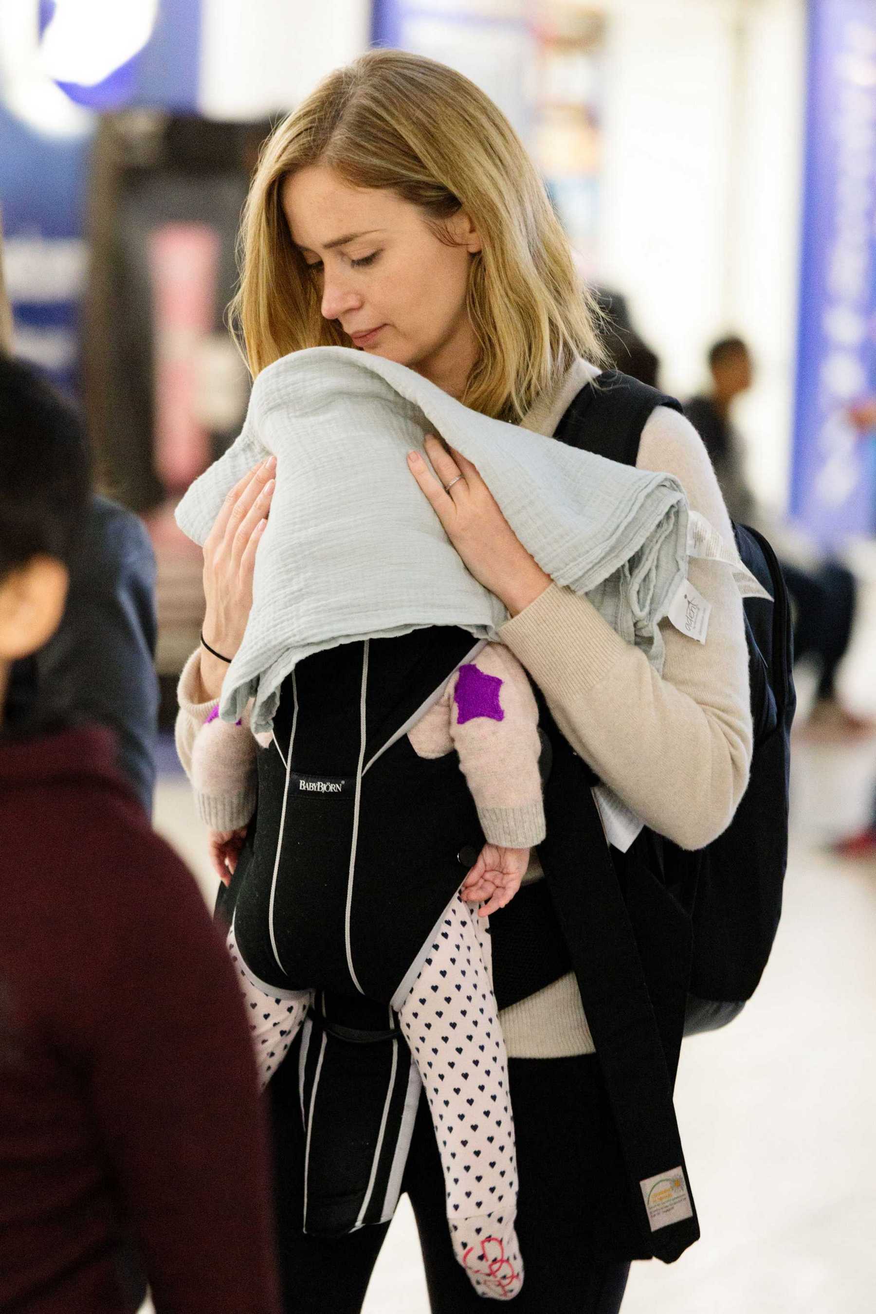 Emily_Blunt_-_Heathrow_Airport_Terminal_3_on_April_17-03.jpg