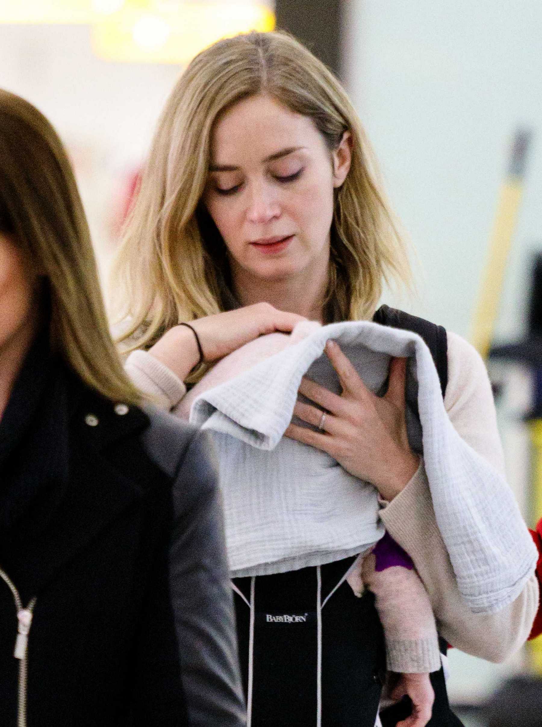 Emily_Blunt_-_Heathrow_Airport_Terminal_3_on_April_17-04.jpg