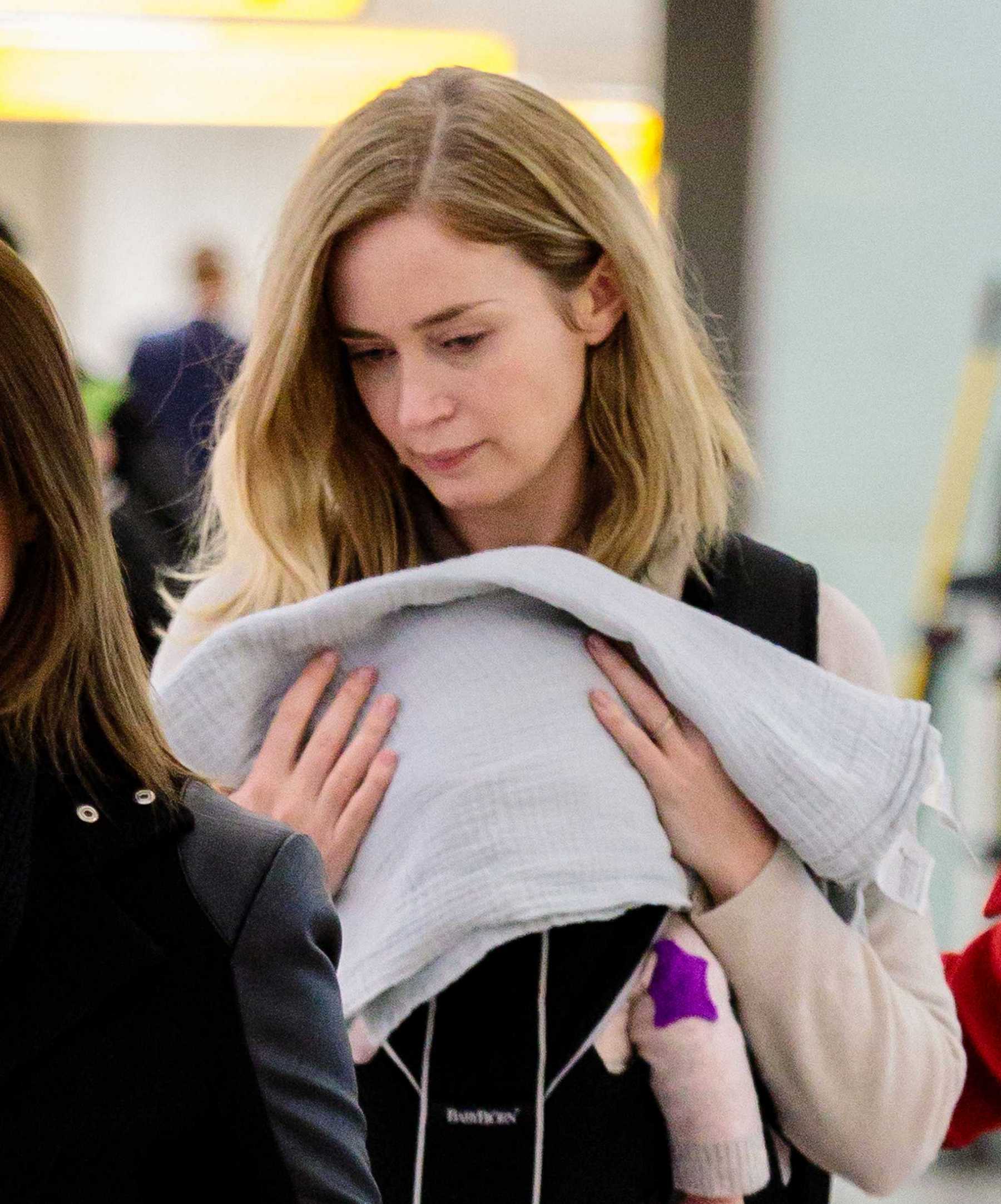 Emily_Blunt_-_Heathrow_Airport_Terminal_3_on_April_17-05.jpg