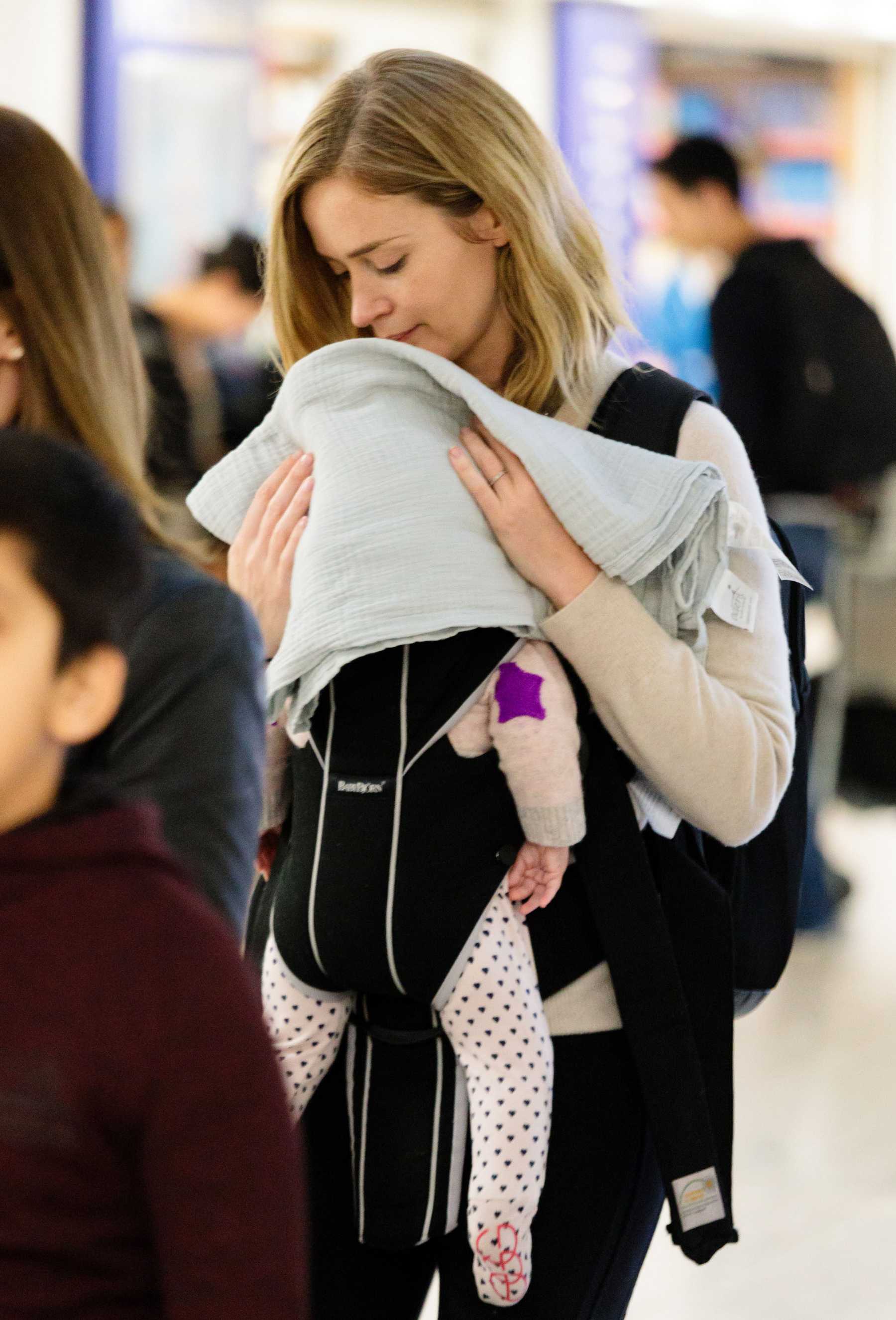 Emily_Blunt_-_Heathrow_Airport_Terminal_3_on_April_17-07.jpg