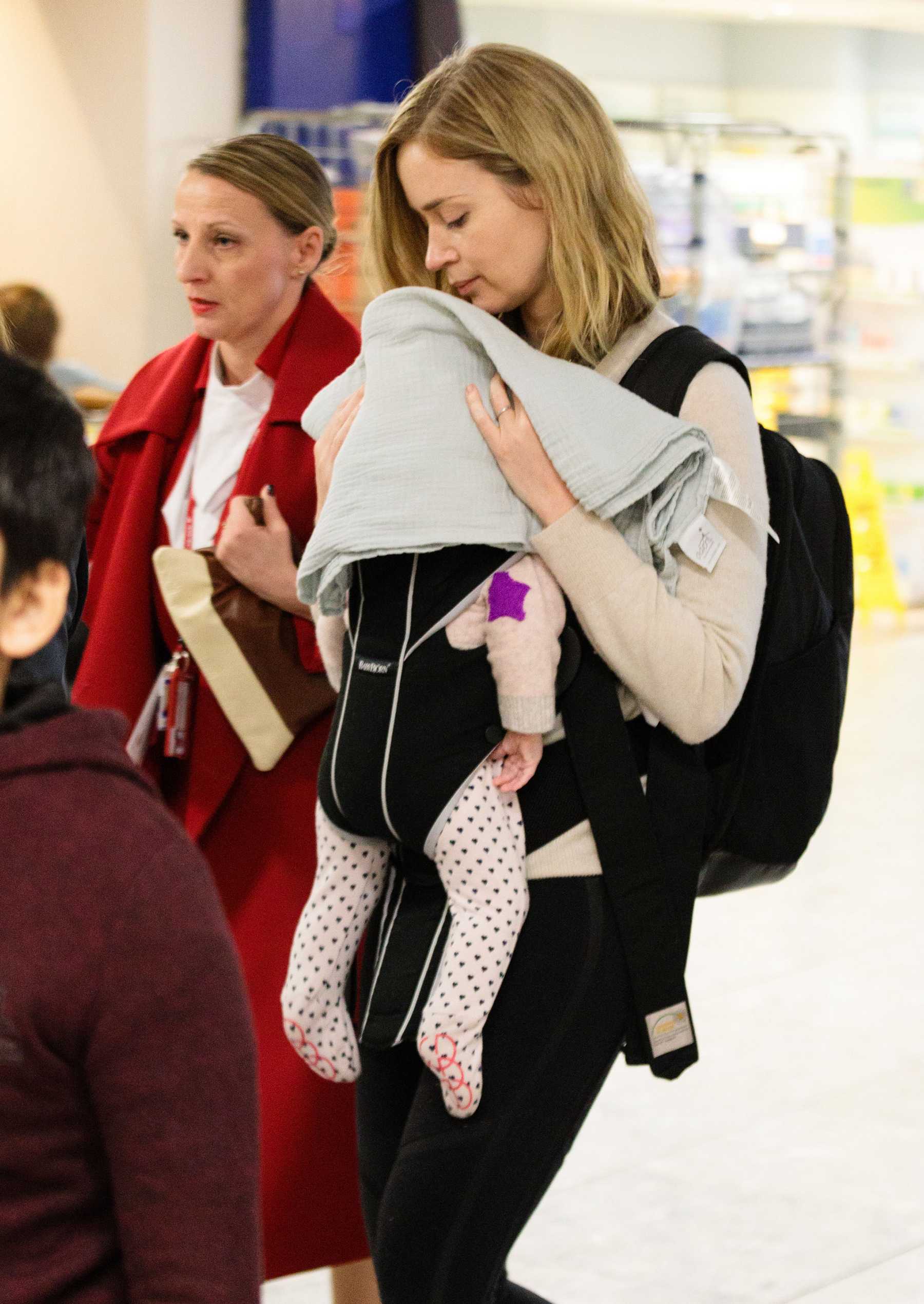 Emily_Blunt_-_Heathrow_Airport_Terminal_3_on_April_17-10.jpg