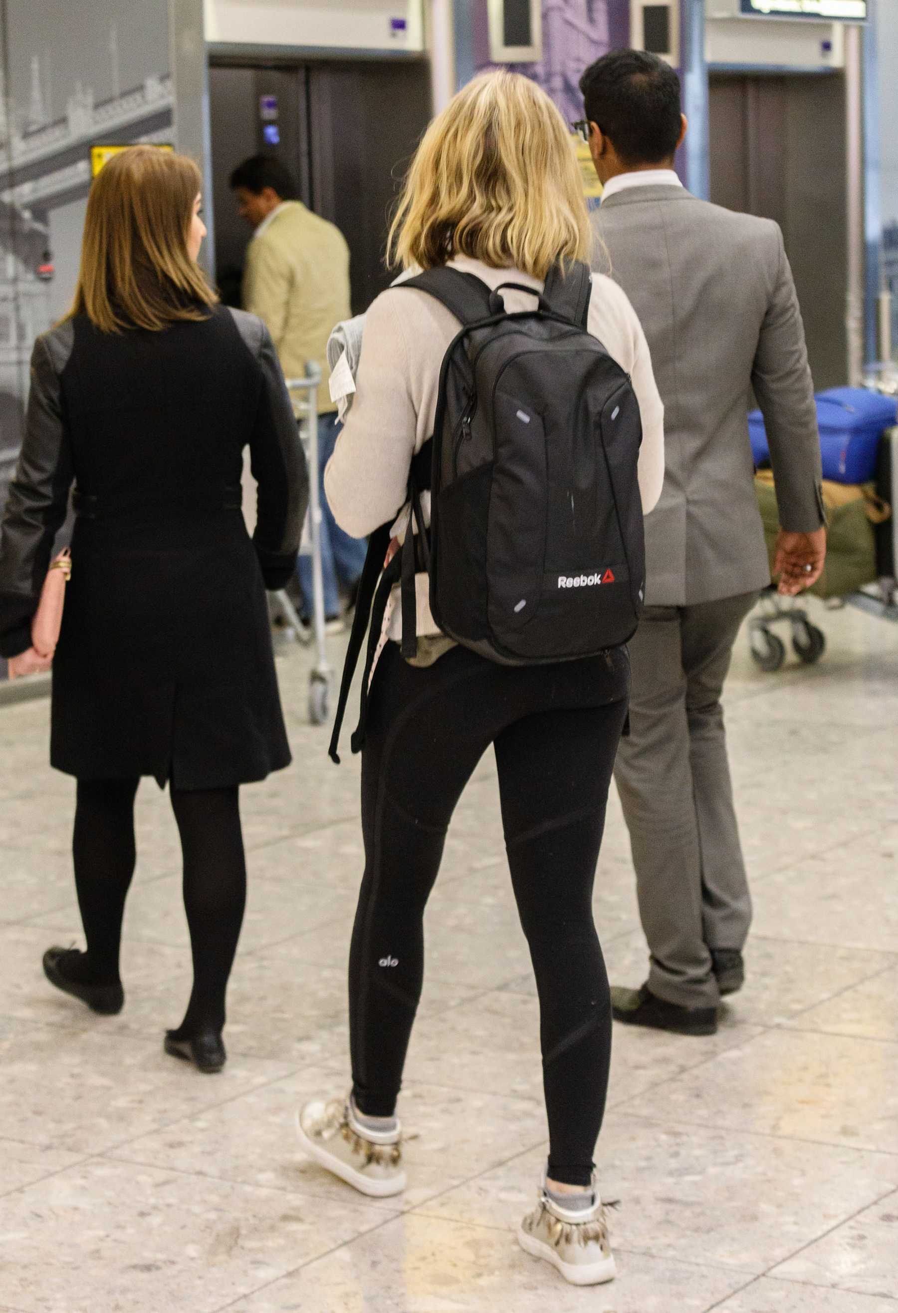 Emily_Blunt_-_Heathrow_Airport_Terminal_3_on_April_17-12.jpg