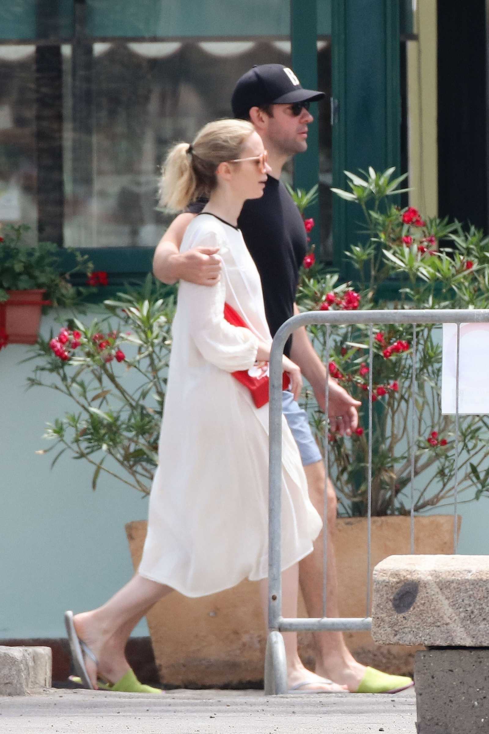 Emily_Blunt_-_In_Tuscany2C_Italy_on_June_7-05.jpg