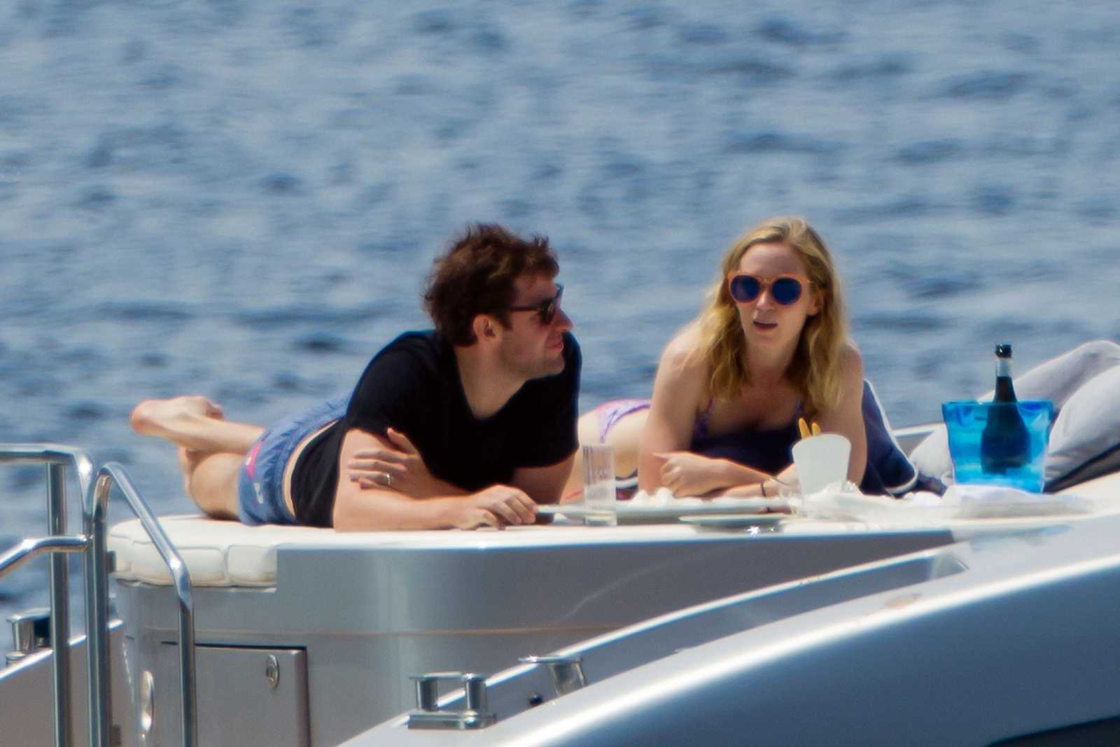 Emily_Blunt_-_In_a_yacht_in_Tuscany2C_Italy_on_June_7-03.jpg