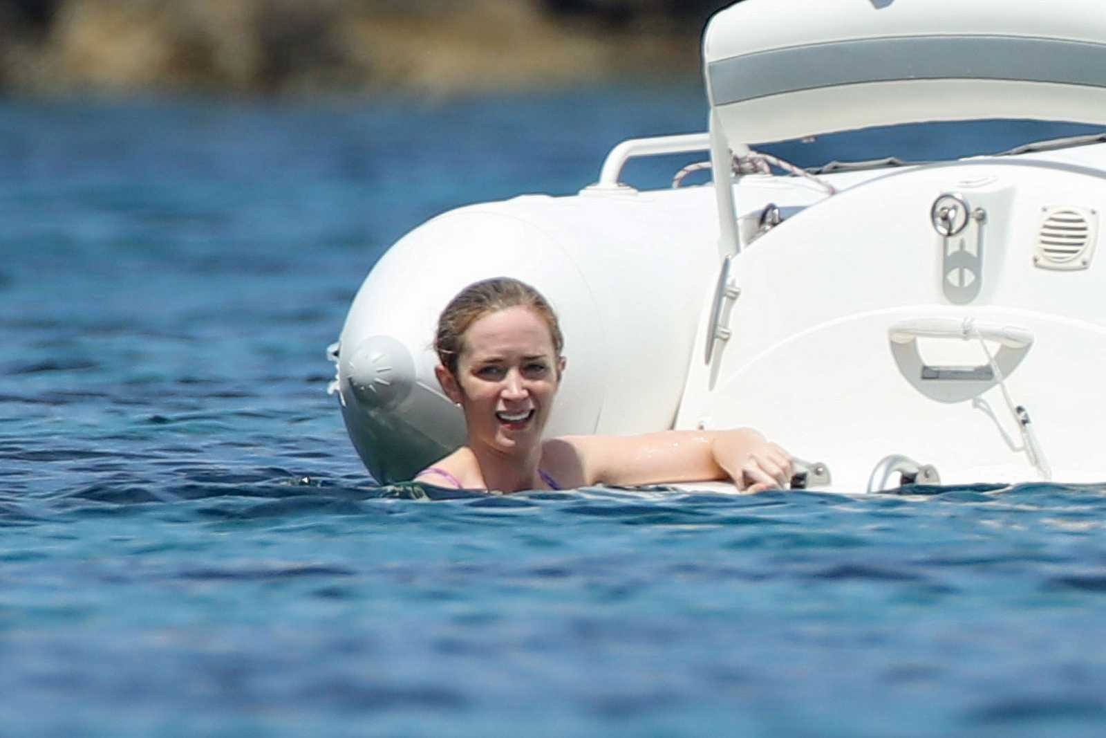 Emily_Blunt_-_In_a_yacht_in_Tuscany2C_Italy_on_June_7-09.jpg