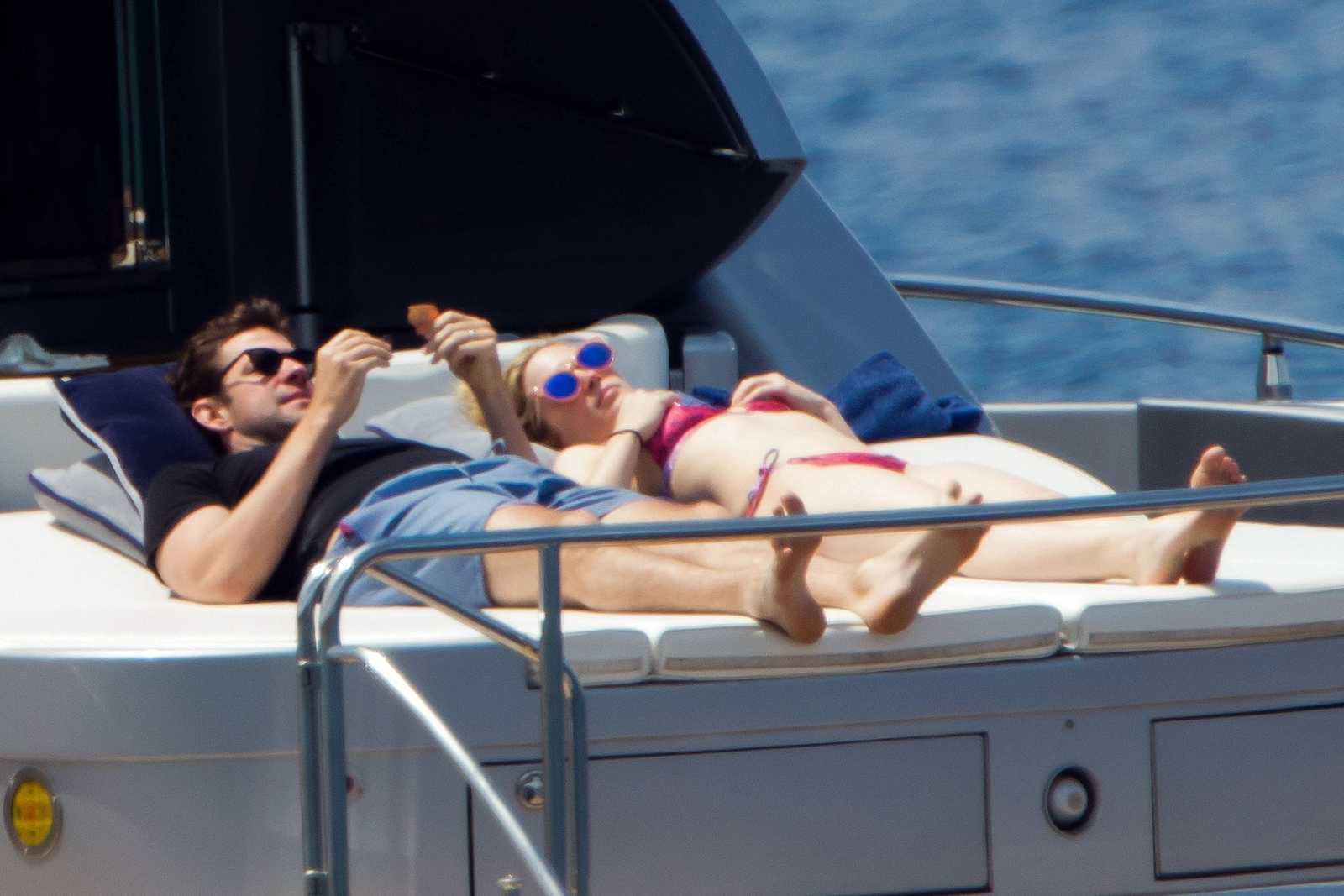 Emily_Blunt_-_In_a_yacht_in_Tuscany2C_Italy_on_June_7-11.jpg